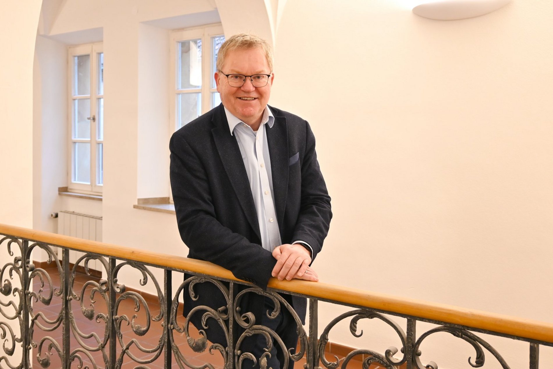 Auf dem Foto ist Oberbürgermeister Michael Cerny im Treppenhaus des Rathauses.