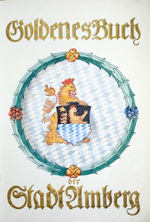 Das Foto zeigt die Titelseite des Goldenen Buches. Handgemalt ist dort der Schriftzug "Goldenes Buch" und "Stadt Amberg" zu lesen. In der Mitte ist das Wappen der Stadt Amberg.