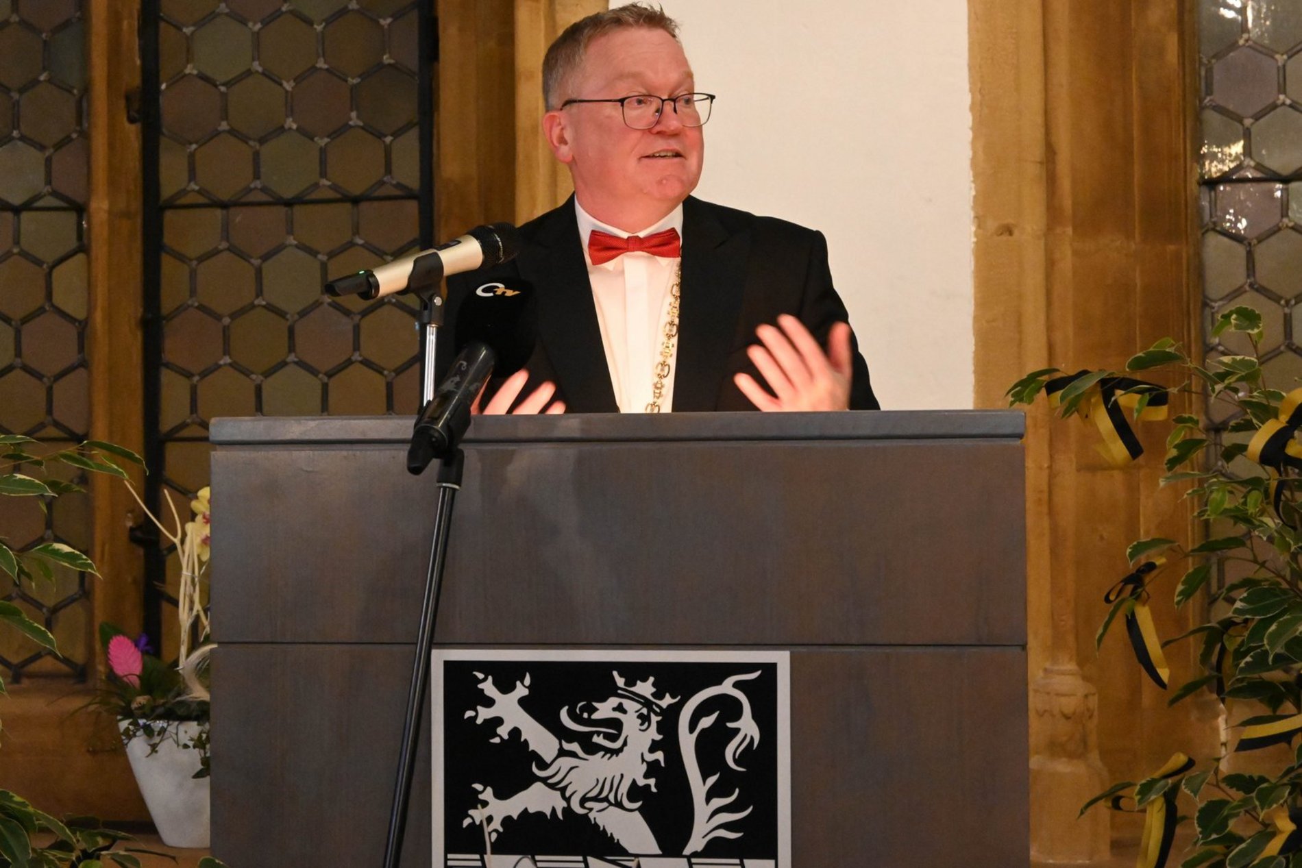 Das Foto zeigt OB Michael Cerny am Rednerpult.