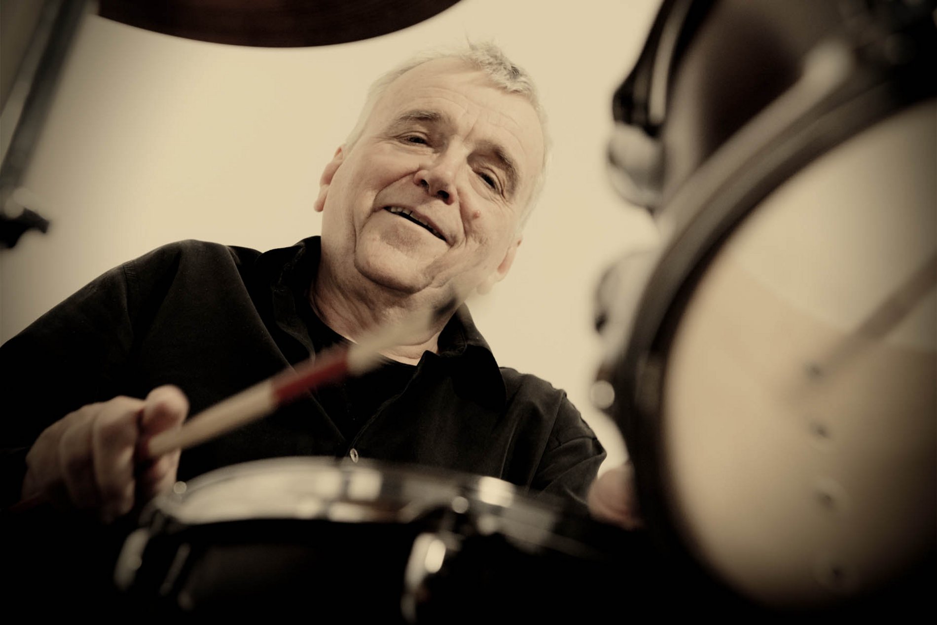 Das Foto zeigt den Schlagzeuger und Perkussionist Erwin Rehling