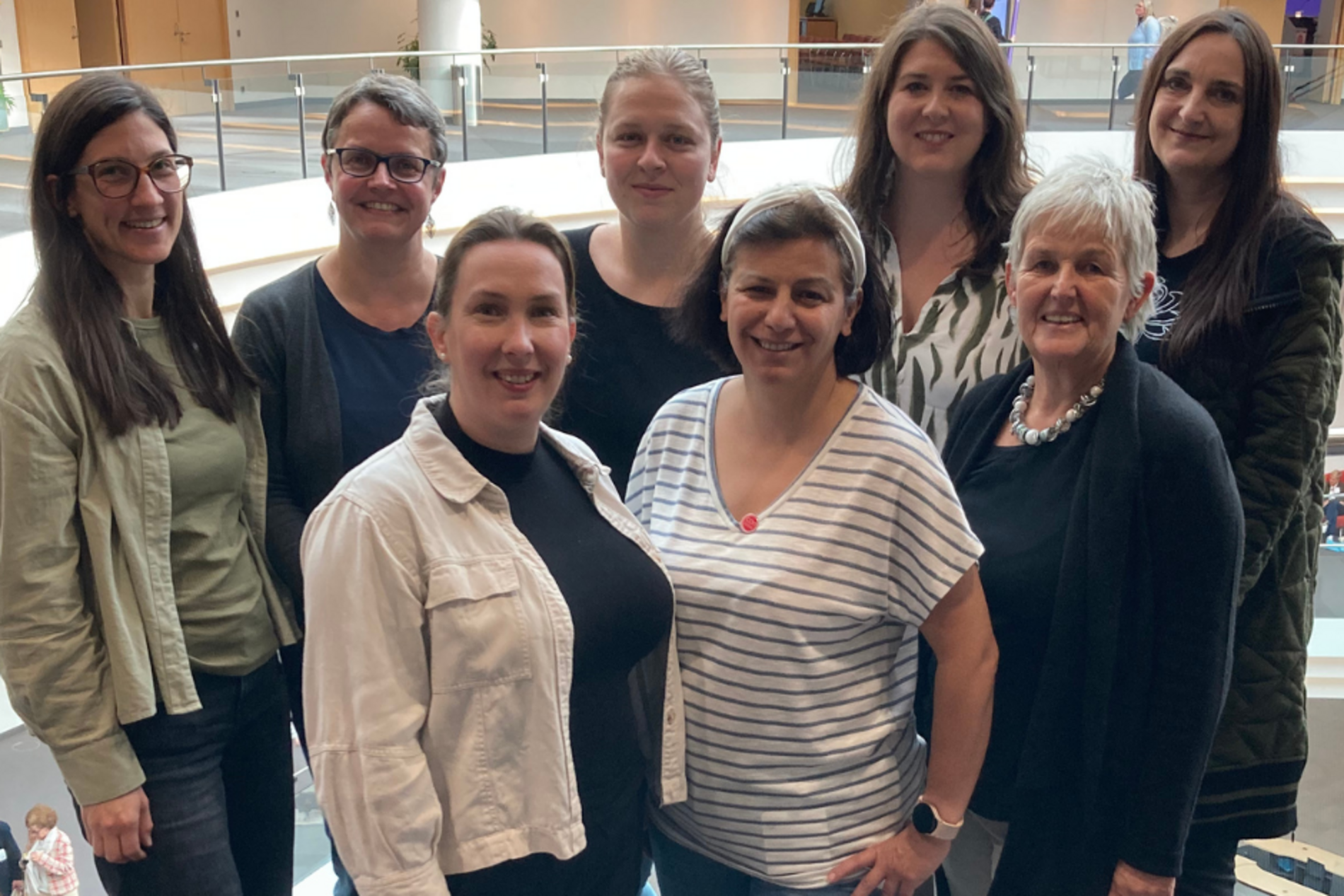 Auf dem Foto zu sehen, ein Teil des Netzwerks der oberpfälzer Gleichstellungsbeauftragten: Tanja Schmidbauer (GB Landkreis Cham), Susanne Reinhardt (GB Stadt Weiden), Kerstin Urban (GB Landkreises Neustadt a.d. W.), Nadine Gräml (GB Amberg), Dagmar Dehnert (stellv. GB Amberg), Daniela Keller (GB Tirschenreuth), Tüllin Makas (GB Bezirk Oberpfalz), Helga Forster (GB Landkreis Schwandorf). Foto © Schmidbauer