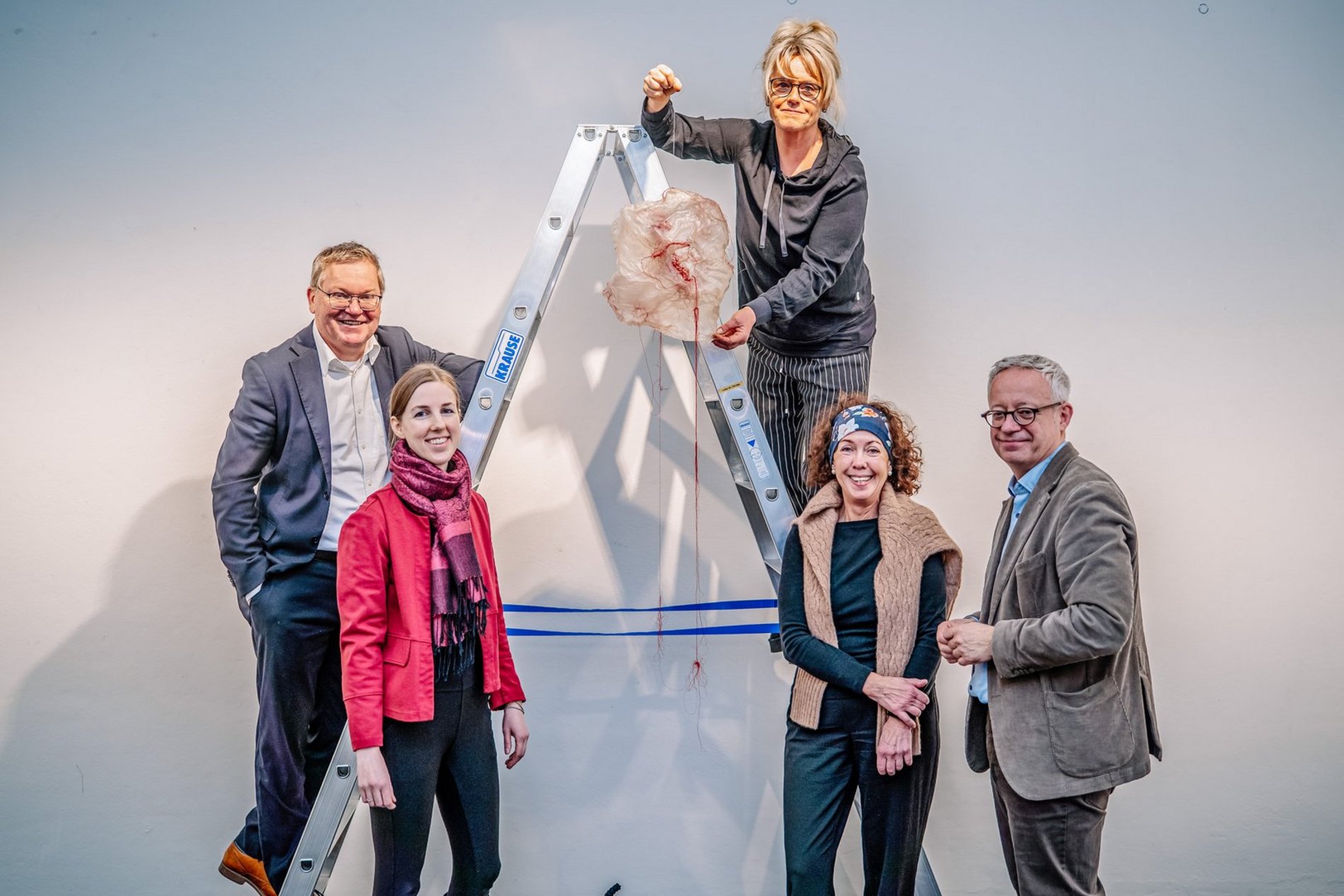 Gemeinsame Vorstellung des internationalen „Ariadne Projekts“ in der Stadtgalerie „Alte Feuerwache“ (von links nach rechts): OB Michael Cerny, Stadtmuseumsleiterin Dr. Julia Riß, Künstlerin Hanna Regina Uber, Kuratorin Michaela Grammer, Kulturreferent Dr. Fabian Kern. Foto/Copyright: Michael Golinski, Stadt Amberg