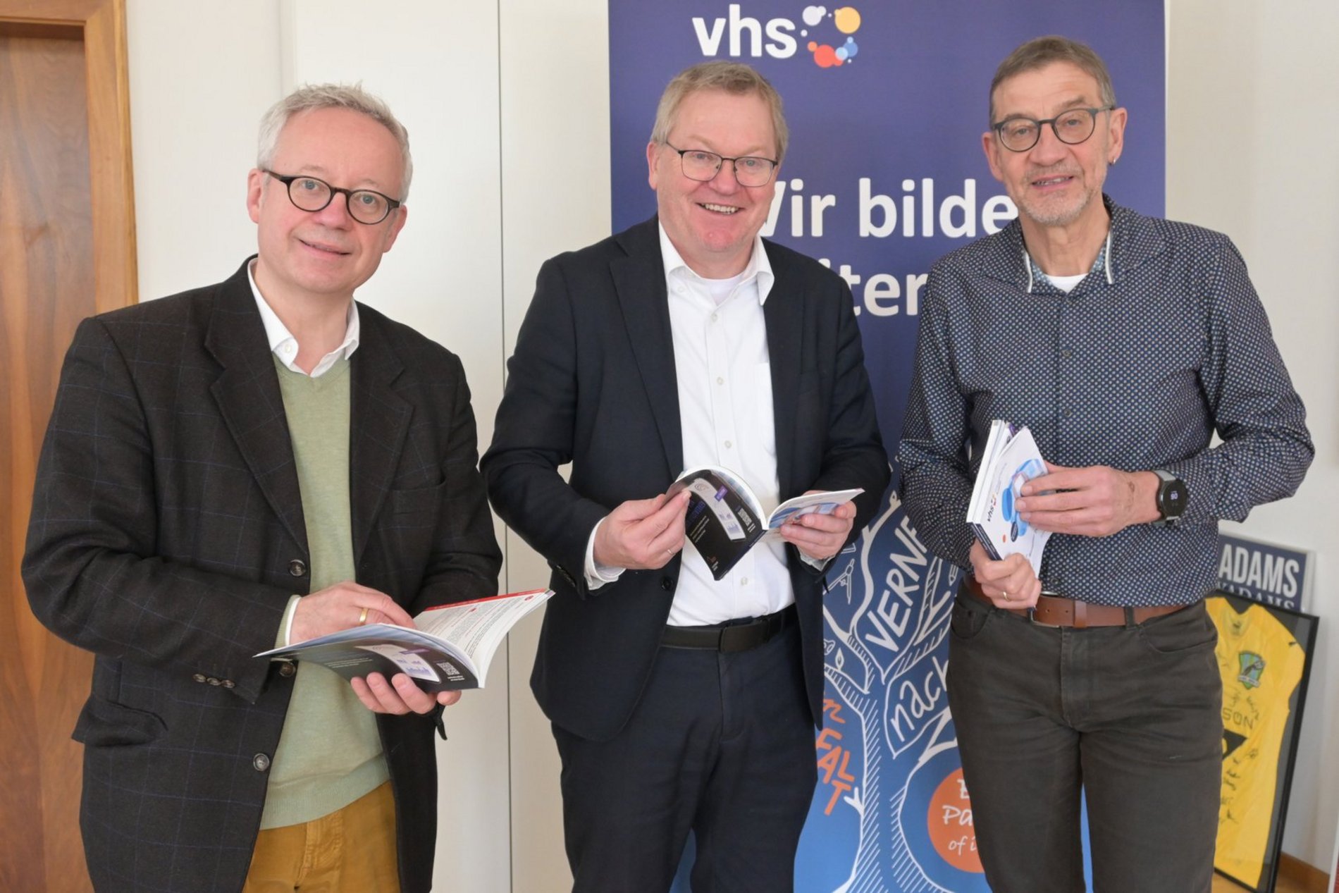 In Vorfreude auf den kommenden Semesterstart der vhs Amberg vereint (von links nach rechts): Kulturreferent Dr. Fabian Kern, OB Michael Cerny und Kulturamtsleiter Reiner Volkert bei der Vorstellung des neuen Programmheftes für das Frühjahr- und Sommersemester 2026 im Rathaus. Foto/Copyright: Simon Hauck, Stadt Amberg