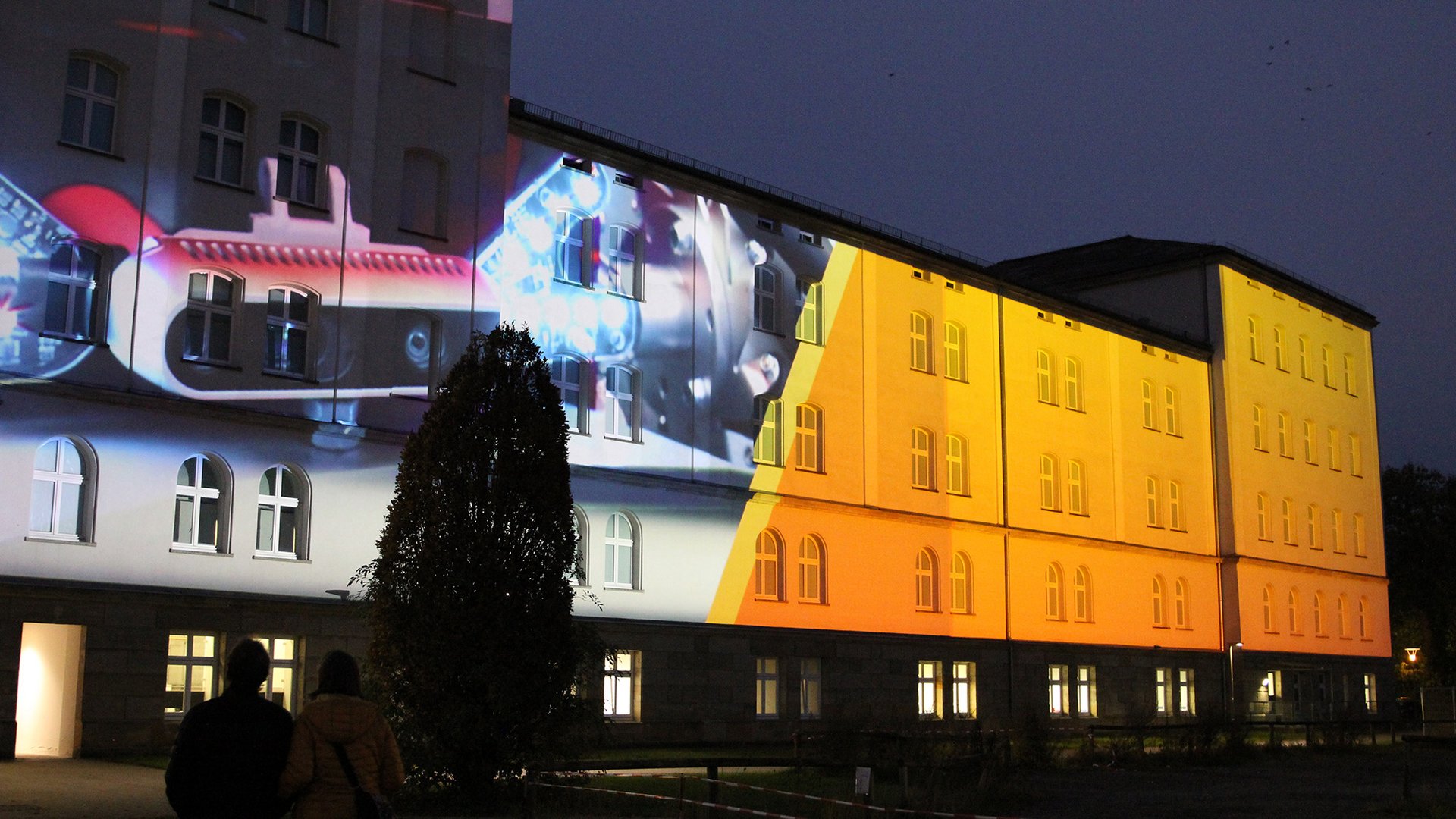Nacht der Wissenschaft Copyright: Beleuchtetes Gebäude am Campus der Hochschule