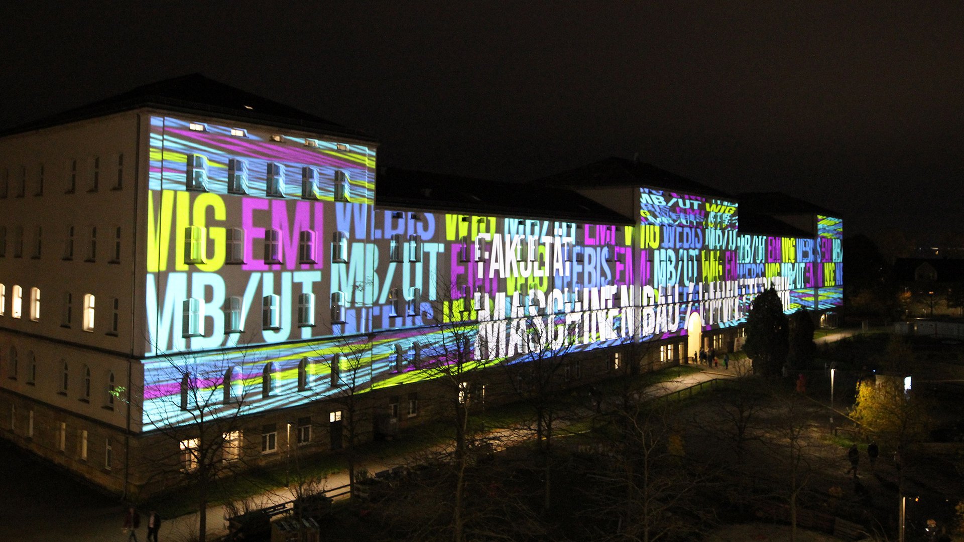 Nacht der Wissenschaft Copyright: Beleuchtetes Gebäude am Campus