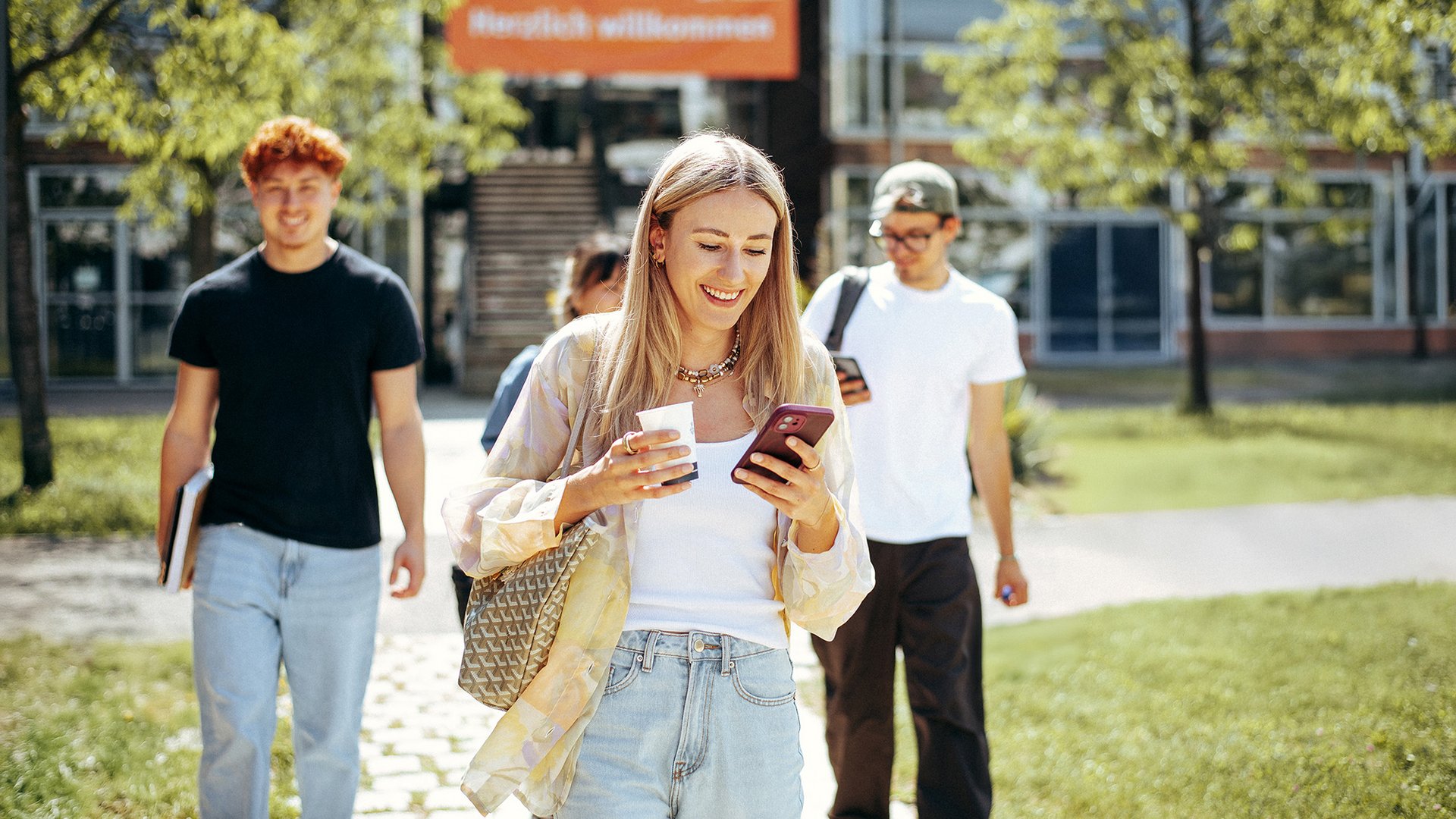Studenten spazieren auf dem Campus der Hochschule