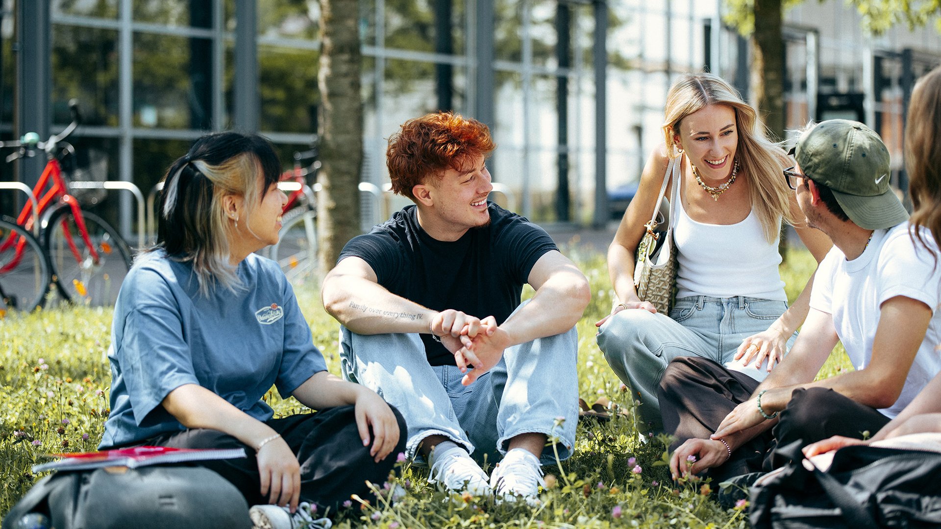 Studenten auf dem Campus der OTH
