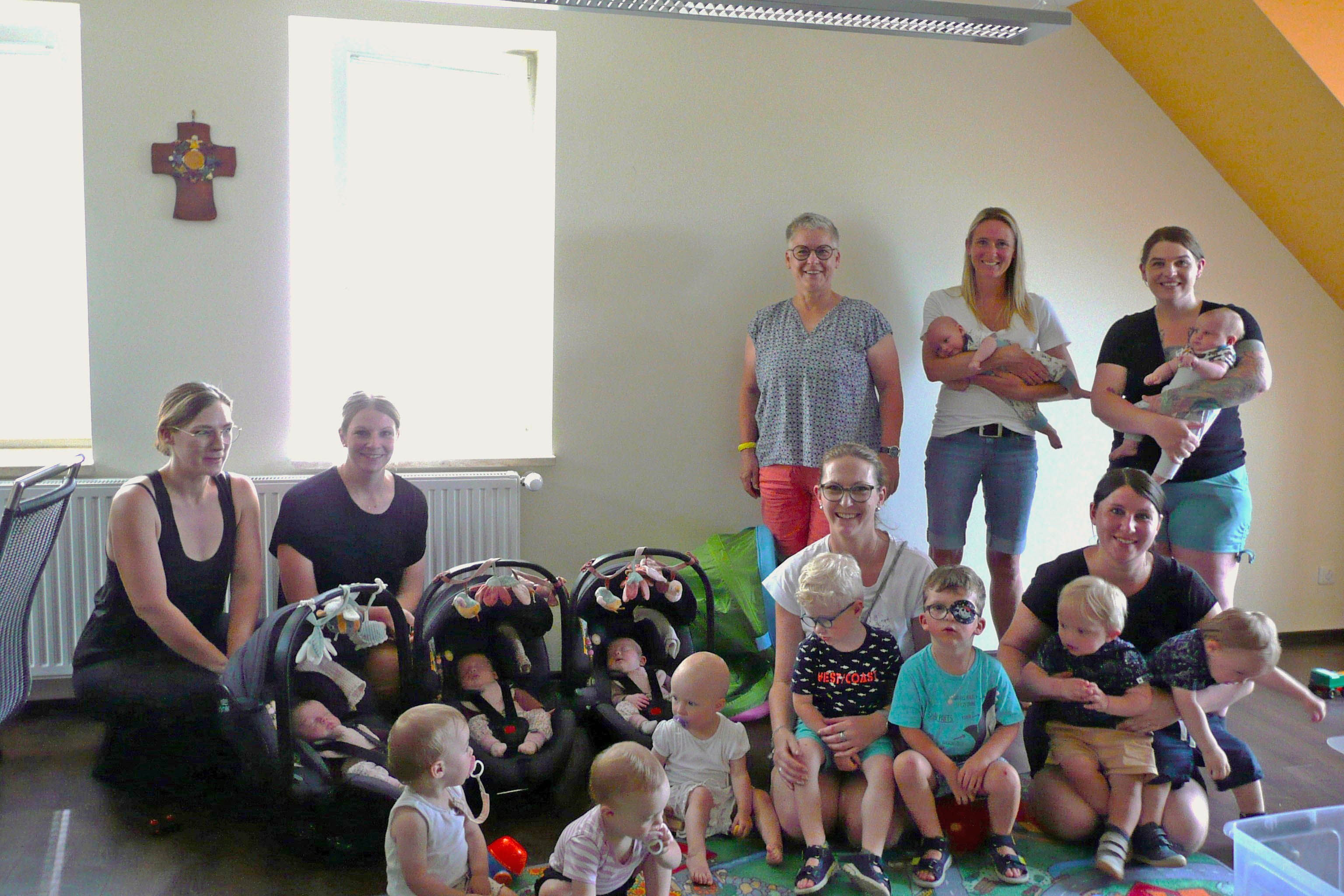 Das Foto zeigt ein Gruppenbild mit Müttern und ihren Kindern beim Mehrlingstreff bei Donum Vitae