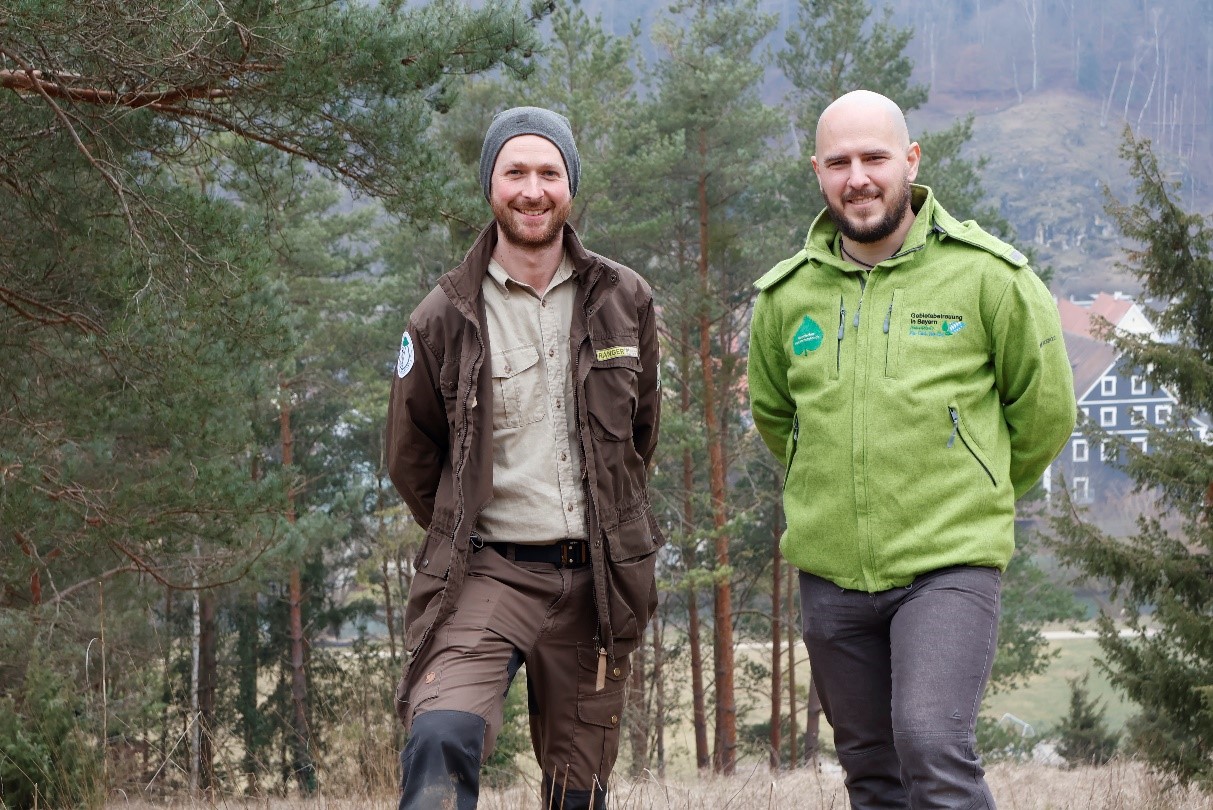 Das Foto zeigt den Naturpark-Ranger Jonas Nelhiebel und den Gebietsbetreuer für den Lebensraum der Großen Hufeisennase Alexander Gnatz