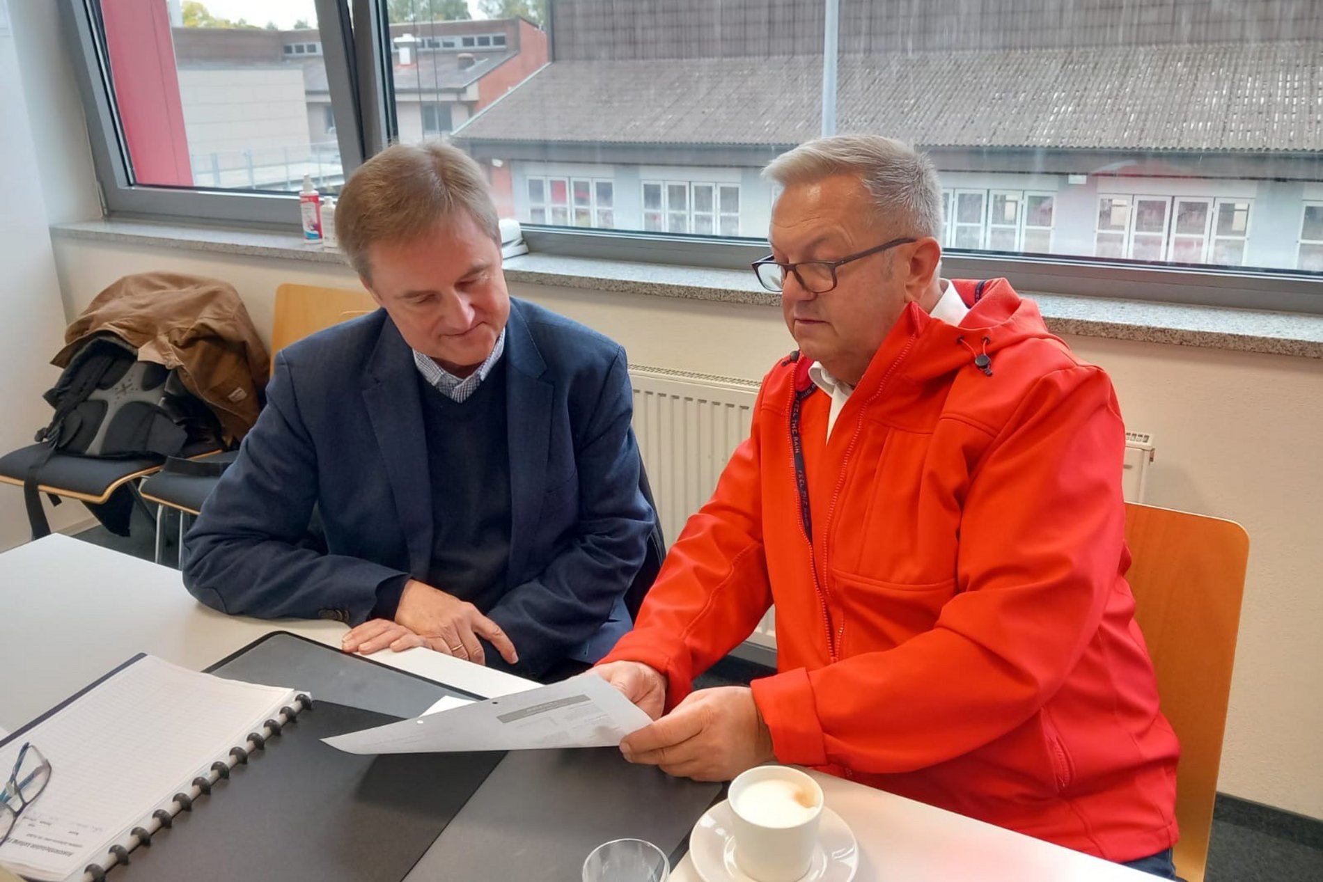 FüGK-Leiter Dr. Bernhard Mitko (links) und 2. Bürgermeister Martin J. Preuß (rechts) während der Katastrophenschutzübung im Arbeitsraum der FüGK. Foto/Copyright: Martin Schafbauer, Stadt Amberg