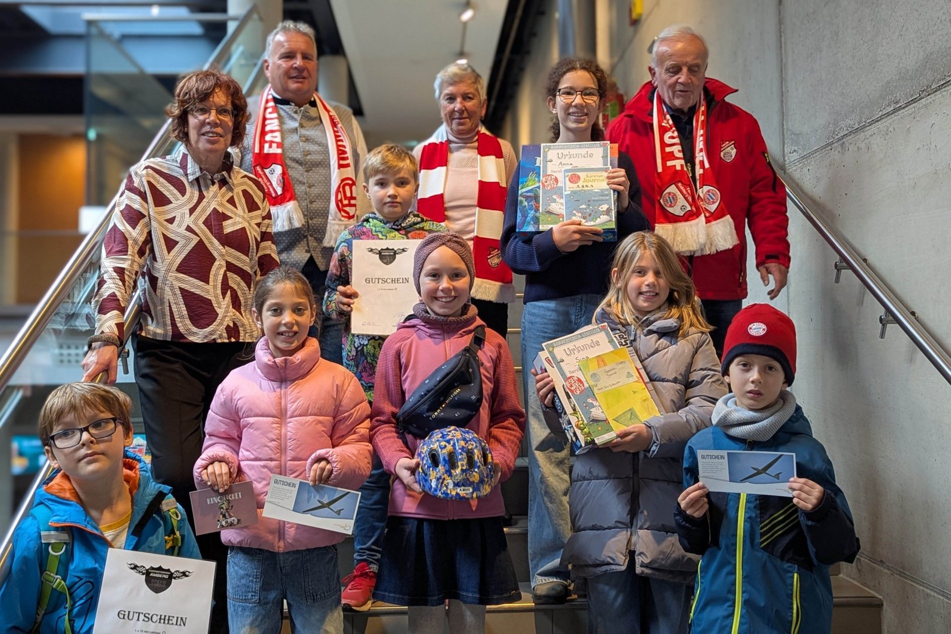 Das Foto zeigt die Gewinnerinnen und Gewinner des Sommerferien-Leseclubs mit den Verantwortlichen und Sponsoren.
