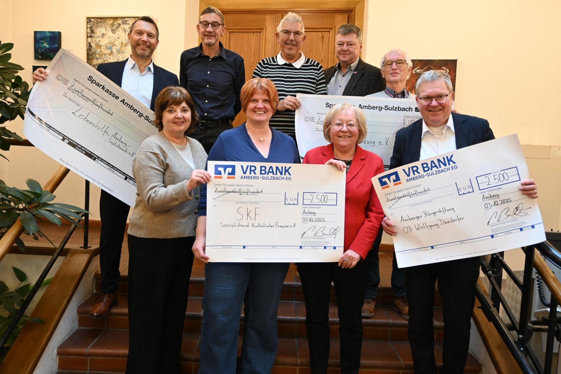 Die Wirtschaftsförderungsgesellschaft Amberg spendete die Eintrittsgelder der 13. Amberger Lachnacht erneut für gemeinnützige Zwecke. Von links nach rechts (1. Reihe): Simone Hoppe (2. Vorstand/SkF), Andrea Graf (SkF-Geschäftsführerin), Marianne Gutwein (1. Vorstand/SkF), OB Michael Cerny (stellvertretend für die Amberger Bürgerstiftung – OB Wolfgang Dandorfer. Von links nach rechts (2. Reihe): Bernhard Vahle (Vorstandvorsitzender der Lebenshilfe Amberg-Sulzbach e.V.), Kulturamtsleiter Reiner Volkert, Jürgen Stauber (2. Vorsitzender/Die Tafel Amberg e.V.), Wifam-Geschäftsführer Karlheinz Brandelik, Bernhard Saurenbach (1. Vorsitzender/Die Tafel Amberg e.V.). Foto/Copyright: Simon Hauck, Stadt Amberg