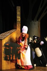 Das Bild zeigt eine Szene aus Hänsel und Gretel.