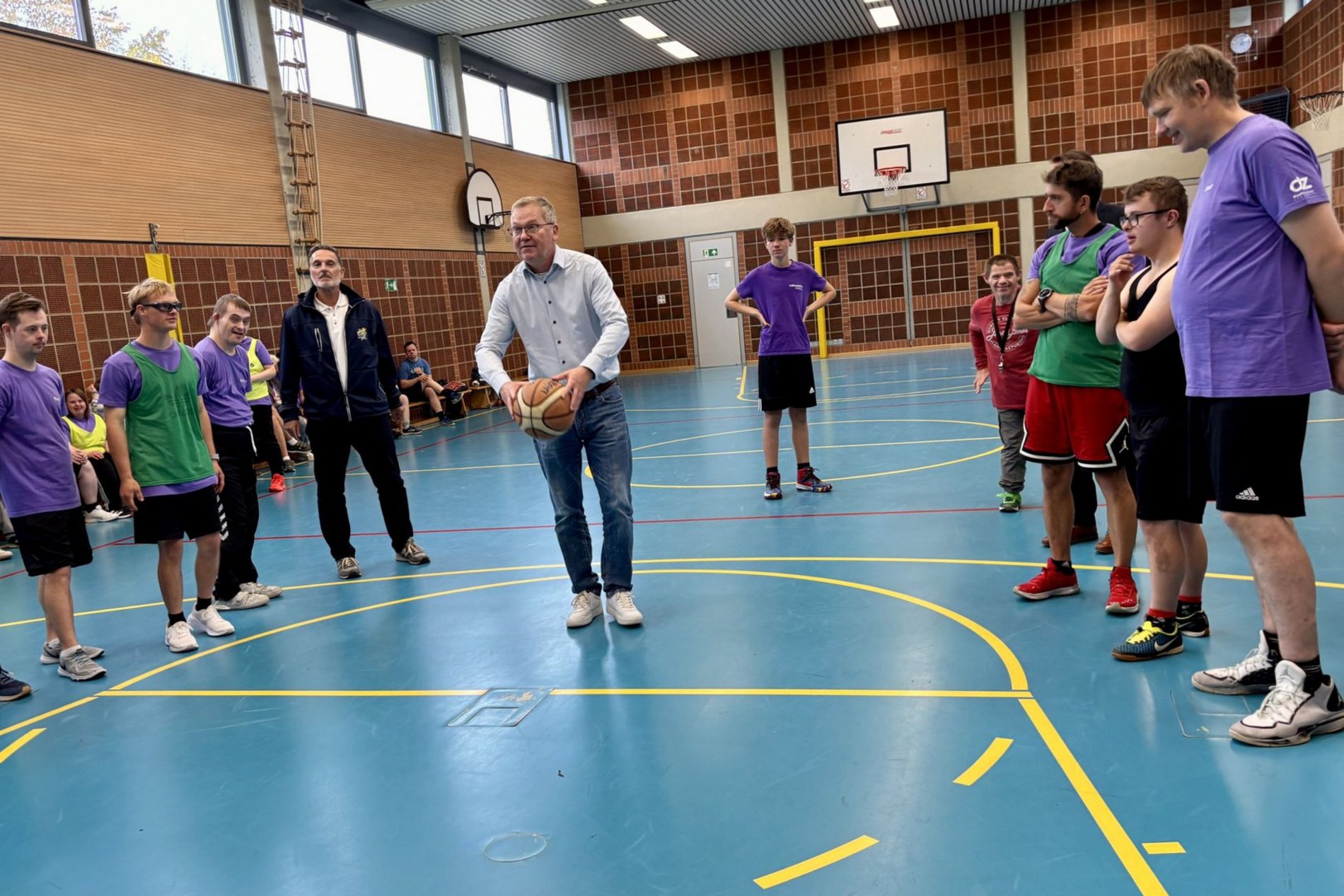 3...2...1...Wurf: OB Michael Cerny ging auch selbst auf Korbjagd. Foto/Copyright: Mariella Kramer (Lebenshilfe Amberg-Sulzbach e.V.)