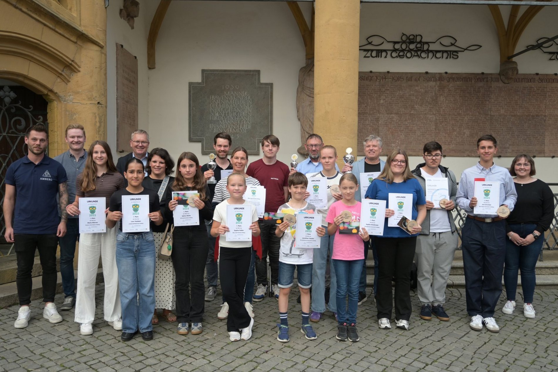 OB Michael Cerny (Vierter von links) mit den Preisträgerinnen und Preisträgern des Schulradelns 2025.Foto/Copyright: Simon Hauck, Stadt Amberg