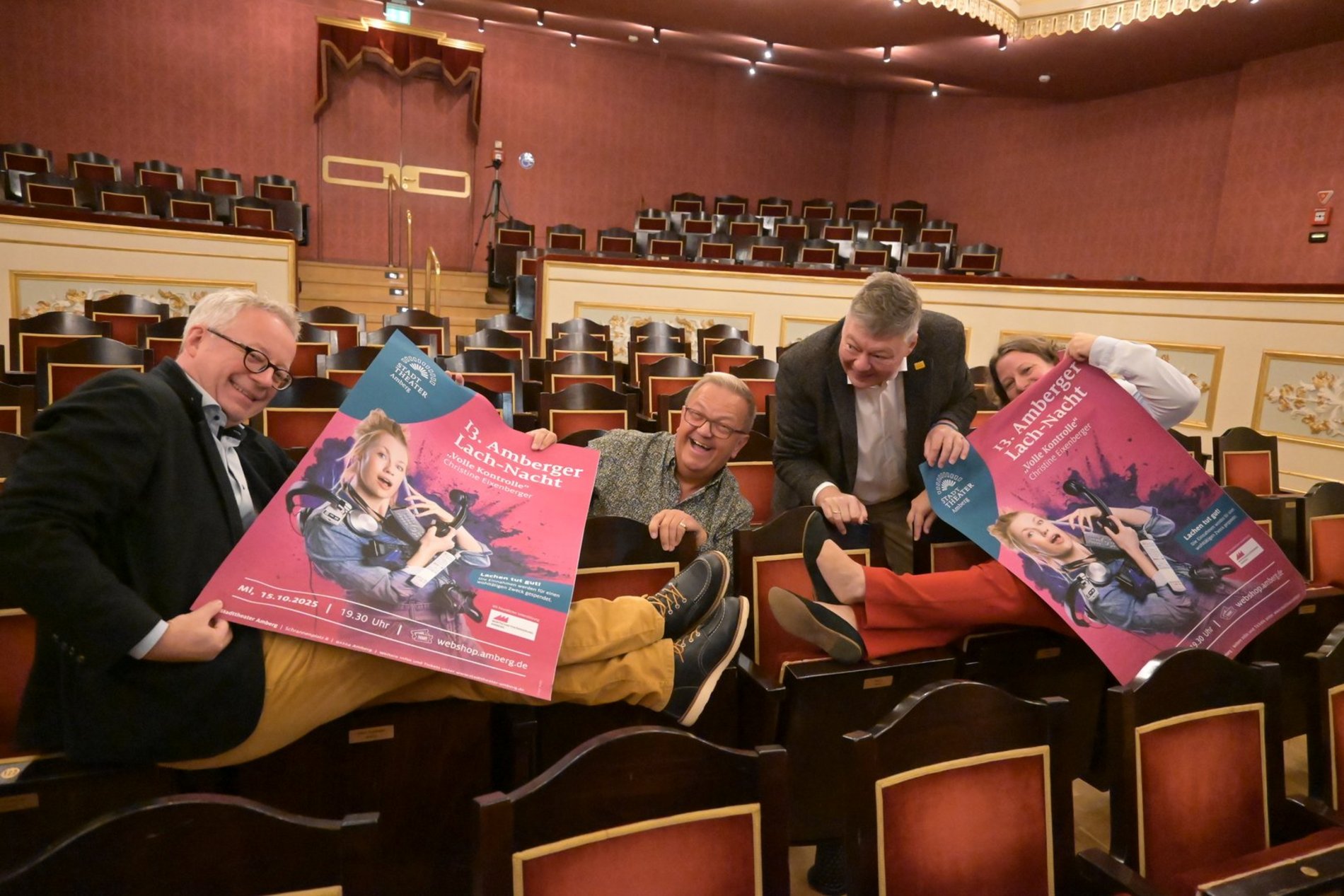 Kulturreferent Dr. Fabian Kern, Bürgermeister Martin J. Preuß, Karlheinz Brandelik (Geschäftsführer der Wirtschaftsförderungs-gesellschaft Amberg) und stellvertretende Kulturamtsleiterin Barbara Hauck bei der Programmvorstellung zur 13. Amberger Lachnacht am 15.10.2025 im Stadttheater Amberg. Foto/Copyright: Simon Hauck, Stadt Amberg