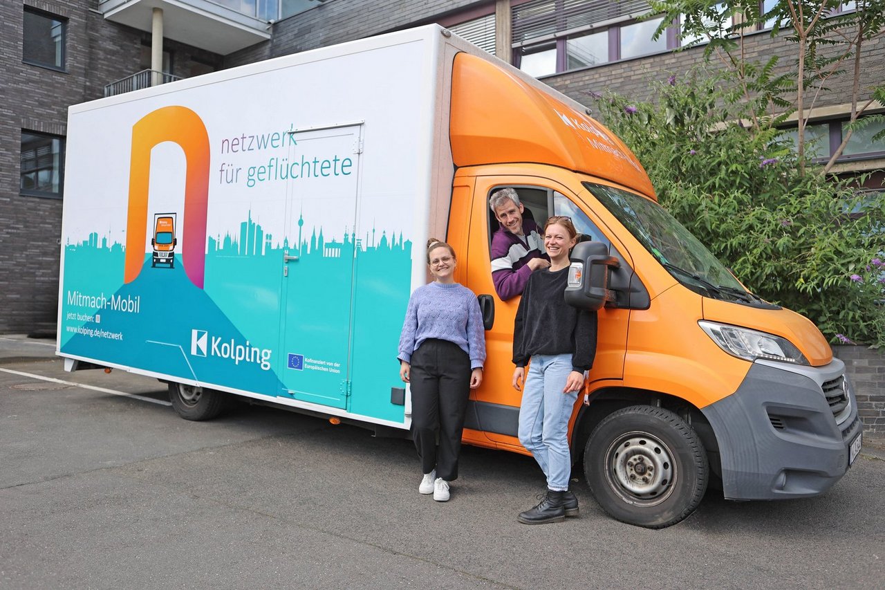 Das Foto zeigt das neu gestaltete KOLPING Mitmach-Mobil mit Team.