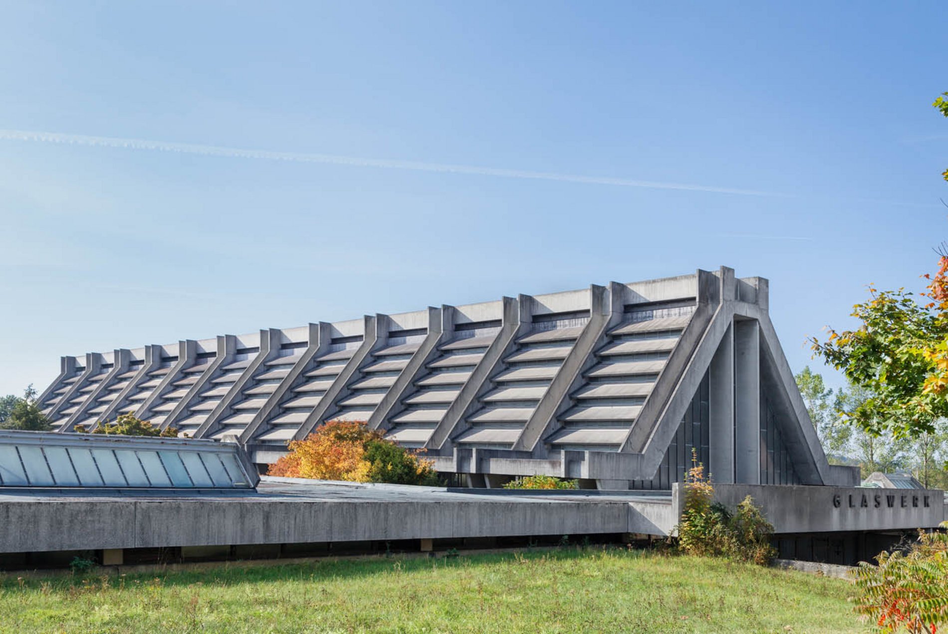 Das Foto zeigt die Außenansicht der Glaskathedrale Amberg.