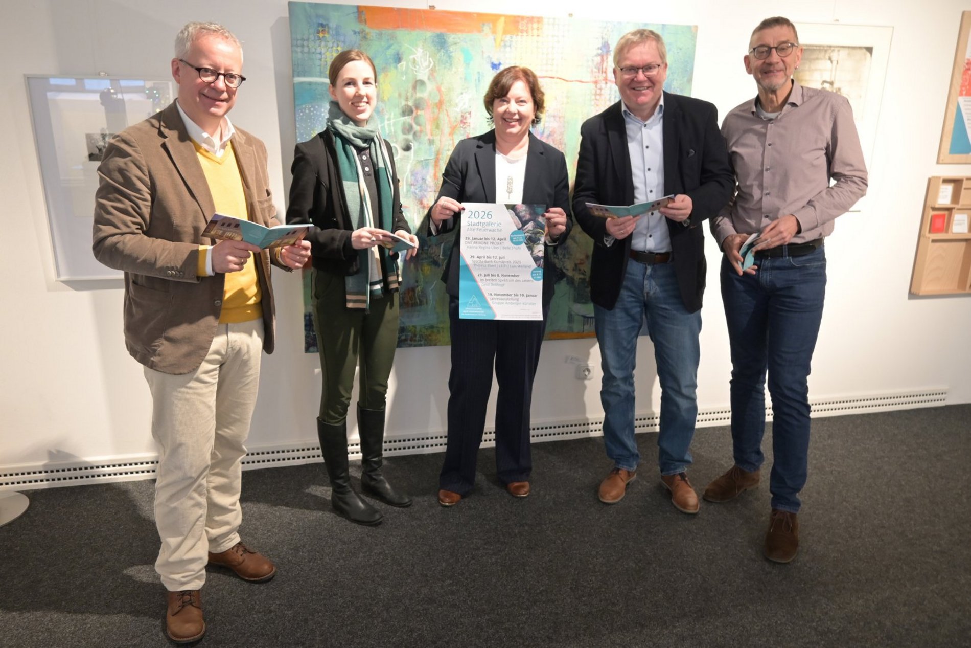 Das hochklassige Jahresprogramm der Stadtgalerie „Alte Feuerwache“ für das Jahr 2026 wurde gemeinsam vorgestellt (von links nach rechts): Kulturreferent Dr. Fabian Kern, Stadtmuseumsleiterin Dr. Julia Riß, Sabine Seberak (Sparda-Bank Ostbayern eG/Filialleitung Amberg), Oberbürgermeister Michael Cerny und Kulturamtsleiter Reiner Volkert. Foto/Copyright: Simon Hauck, Stadt Amberg