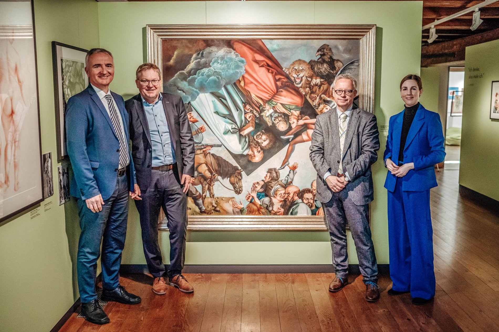 Große Freude herrschte unter den Anwesenden über den Erwerb den künstlerischen Nachlass von Michael Mathias Prechtl (1926-2003) durch das Stadtmuseum Amberg. Auf dem Gruppenfotos sind zu sehen MdL Dr. Harald Schwartz, Oberbürgermeister Michael Cerny, Kulturreferent Dr. Fabian Kern, Stadtmuseumsleiterin Dr. Julia Riß.