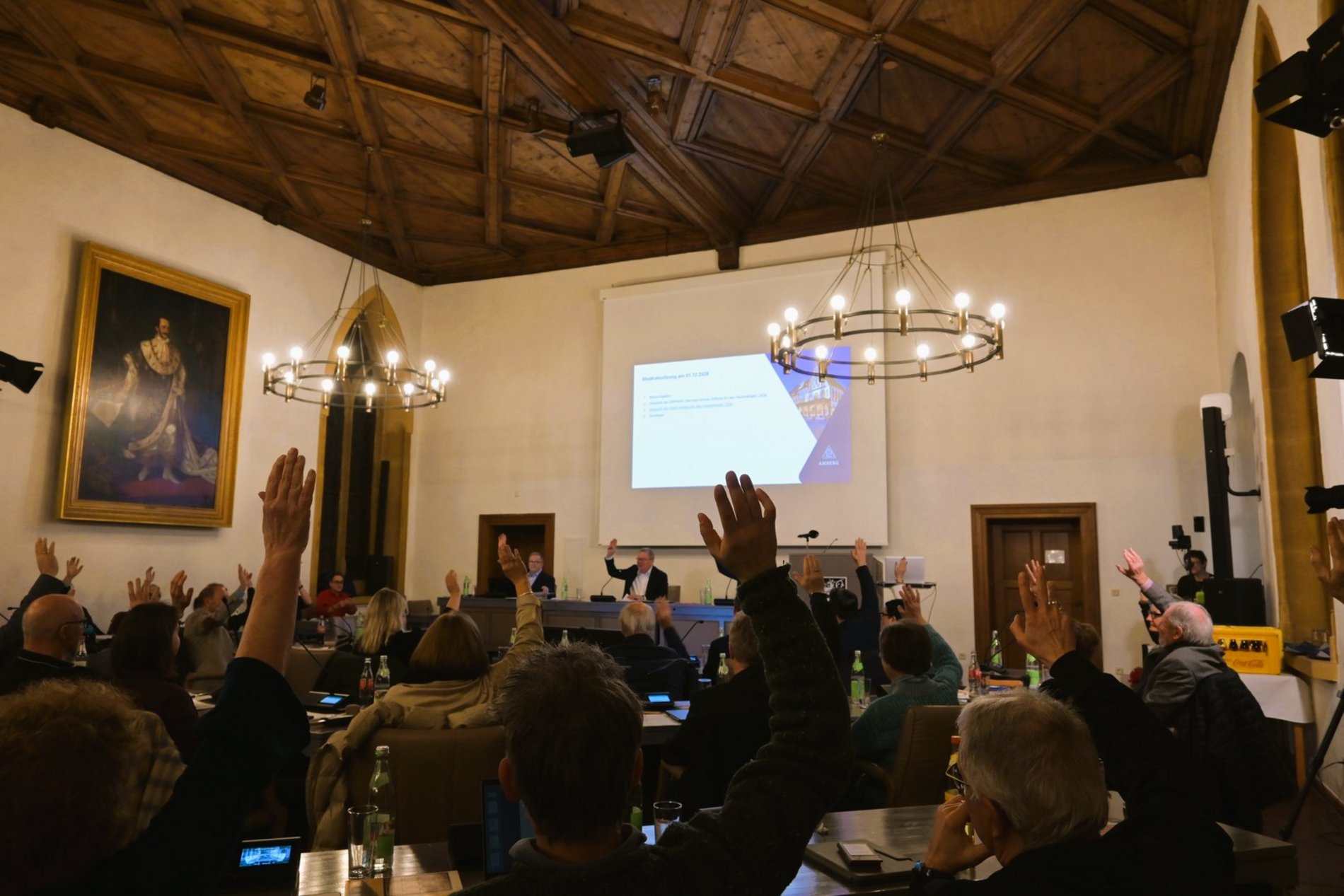 Einstimmige Verabschiedung des Haushalts der Stadt Amberg für das Haushaltsjahr 2026 im Rahmen der Stadtratssitzung vom 1.12.2025.  Foto/Copyright: Simon Hauck, Stadt Amberg 