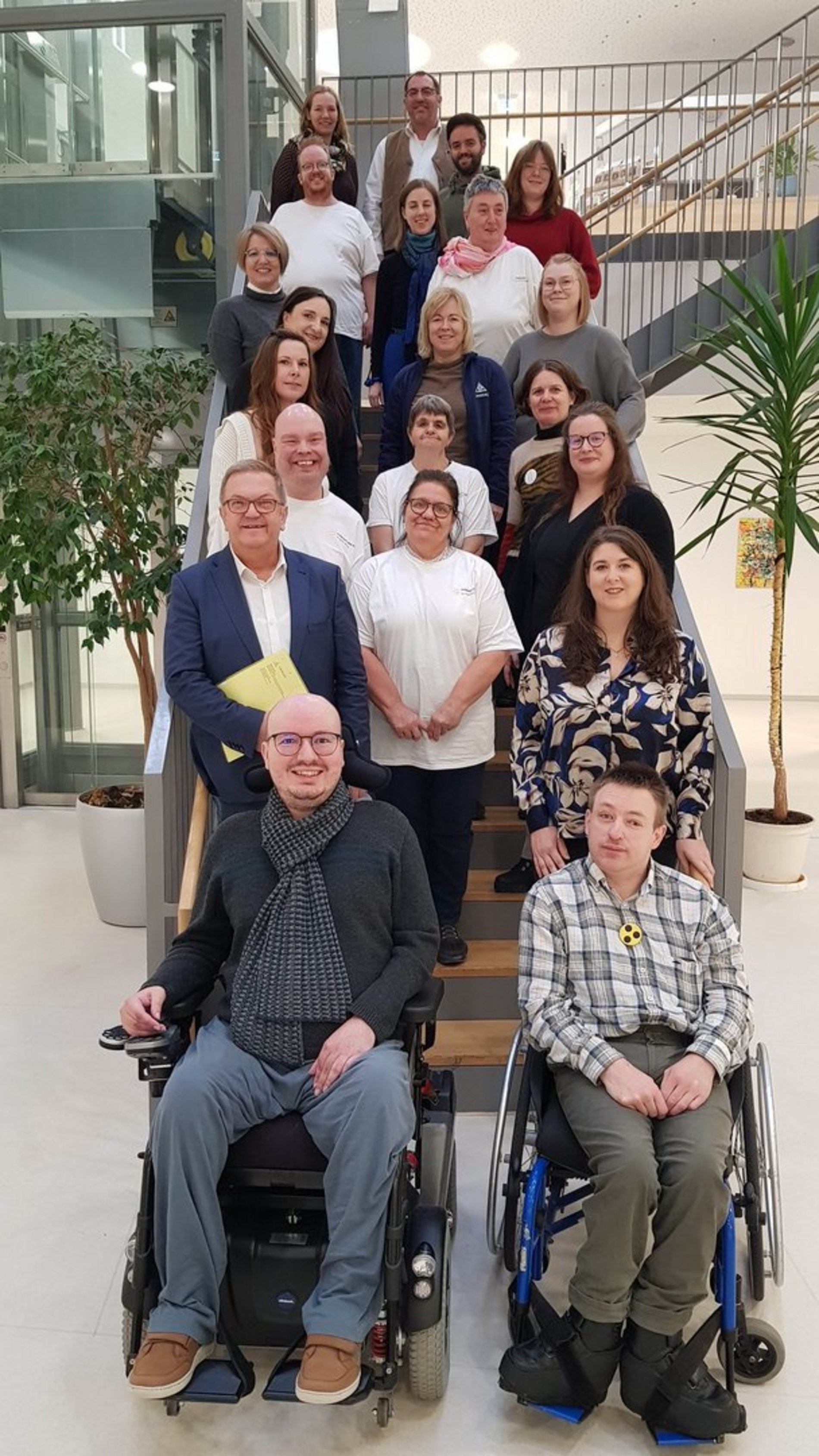 Auf dem Gruppenfoto sind die die Teilnehmden des Projektes „Kennen lernen und Können lernen“ zu sehen.