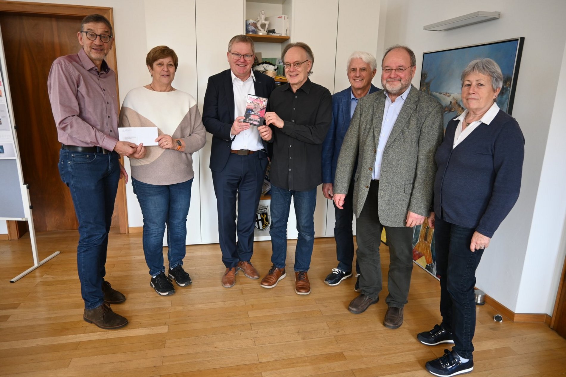 Spendenübergabe an die Amberger Chorgemeinschaft mit OB Michael Cerny (3. von links) im Rathaus. Foto/Copyright: Simon Hauck, Stadt Amberg