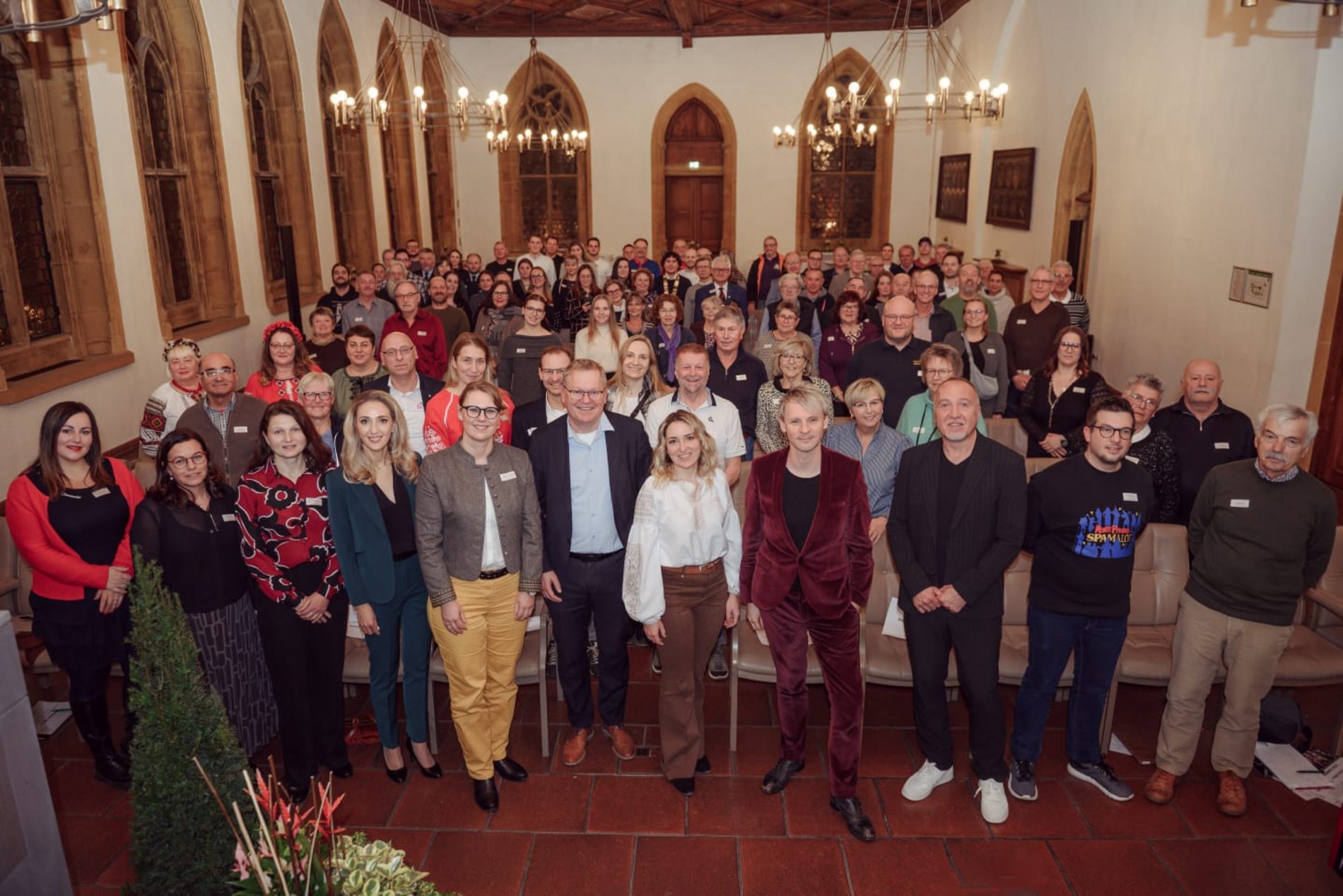 Viele Leute stehen im Rathaus