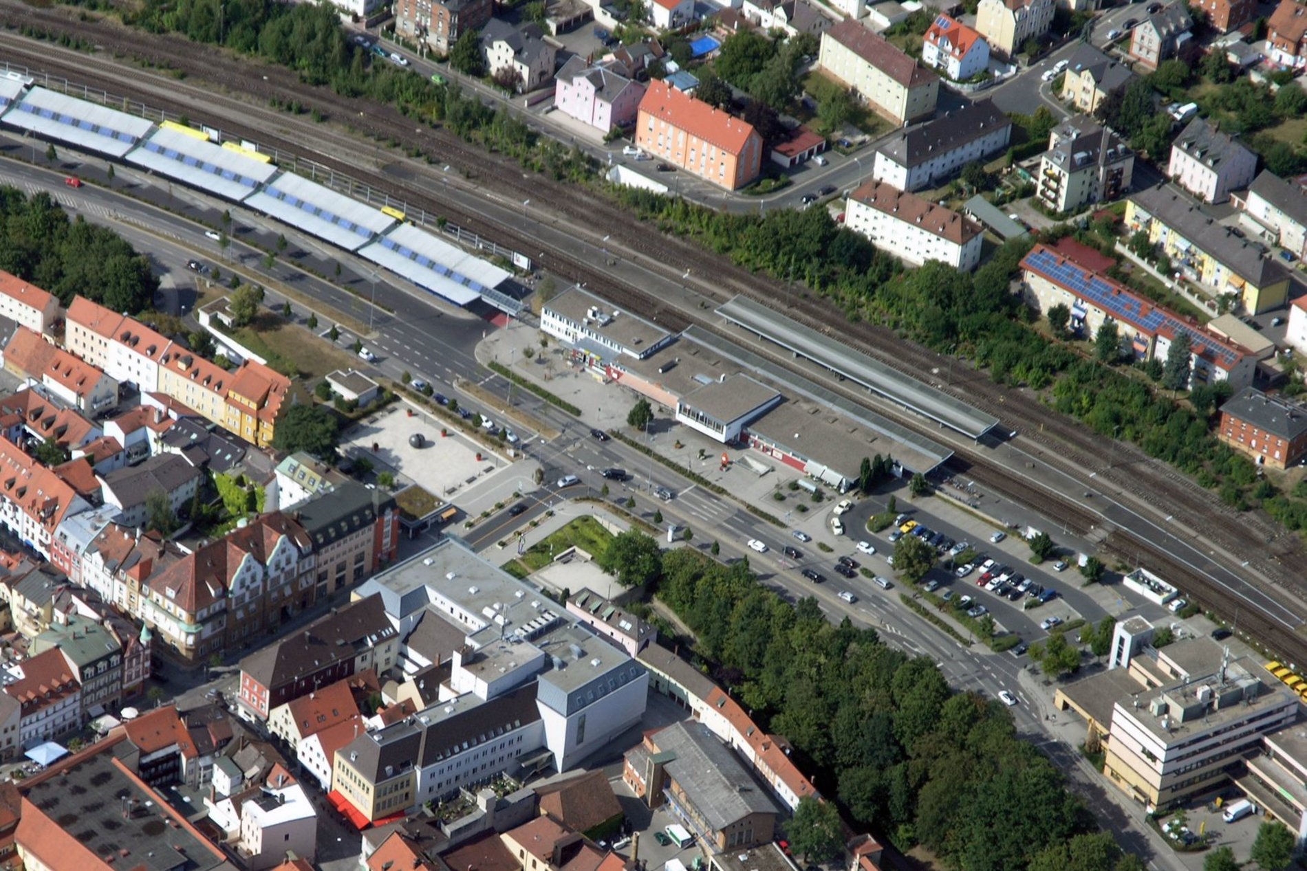 Das Foto zeigt den Bahnhof Amberg aus der Luft.