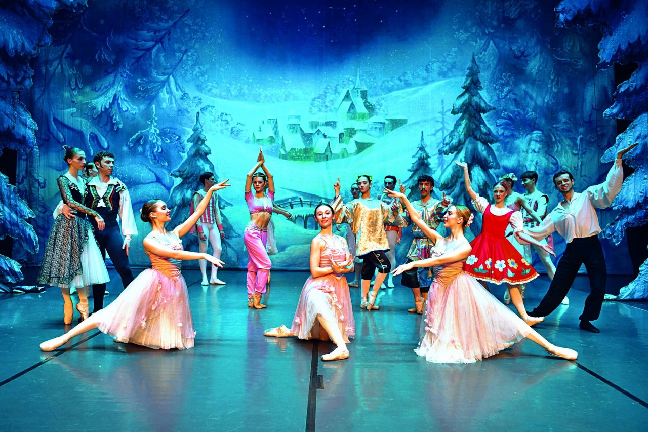 Balletttänzer tanzen den Nussknacker.