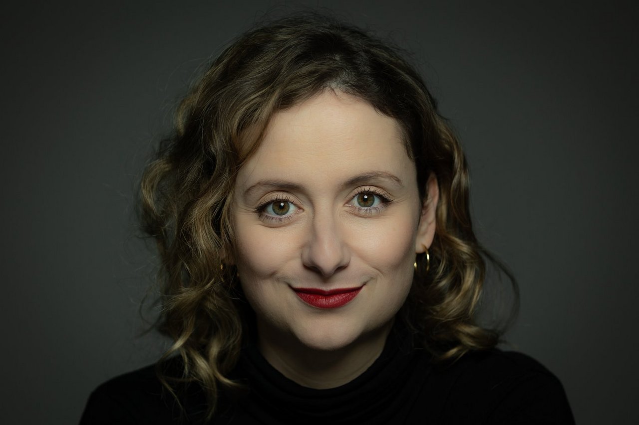 Auf dem Bild zu sehen ist die Autorin Alexandra Zykunov.