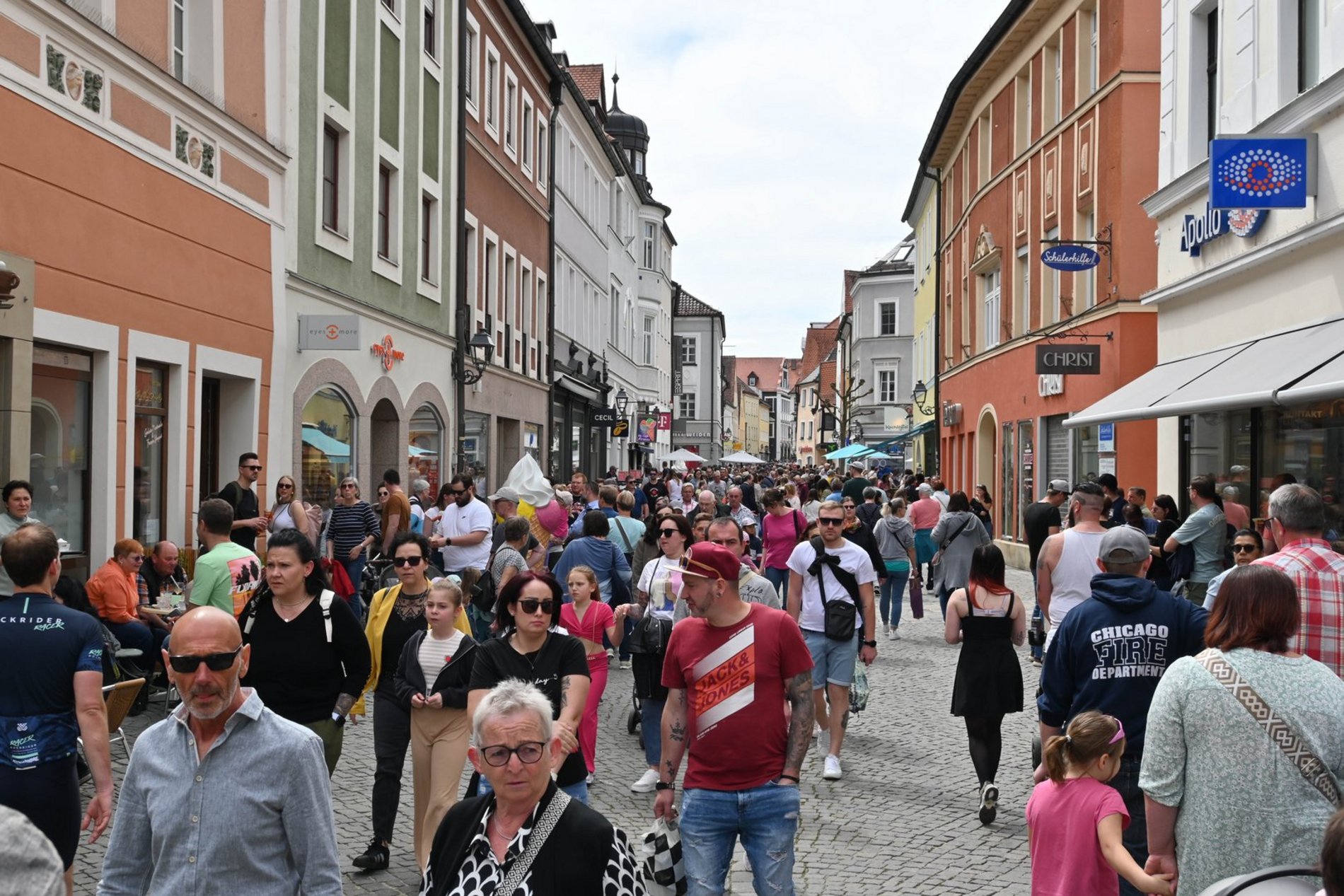 Das Foto zeigt viele Besucherinnen und Besucher in der Fußgängerzone an einem verkaufsoffenen Sonntag.