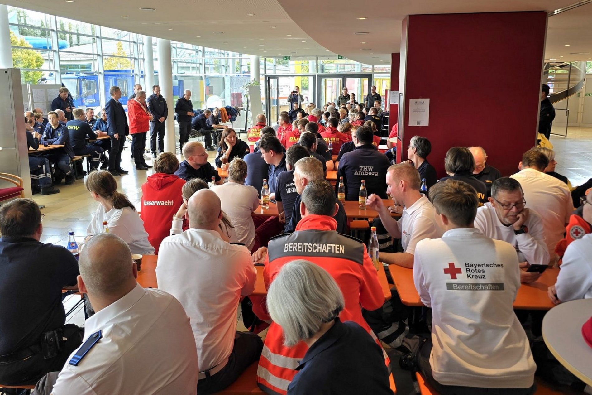 Die vereinten Akteurinnen und Akteure der großen Katastrophenschutzübung beim gemeinsamen Abschlussessen im Amberger ACC. Foto/Copyright: Simon Hauck, Stadt Amberg