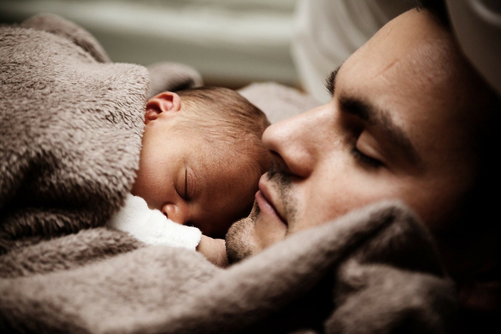 Das Foto zeigt ein schlafendes Baby