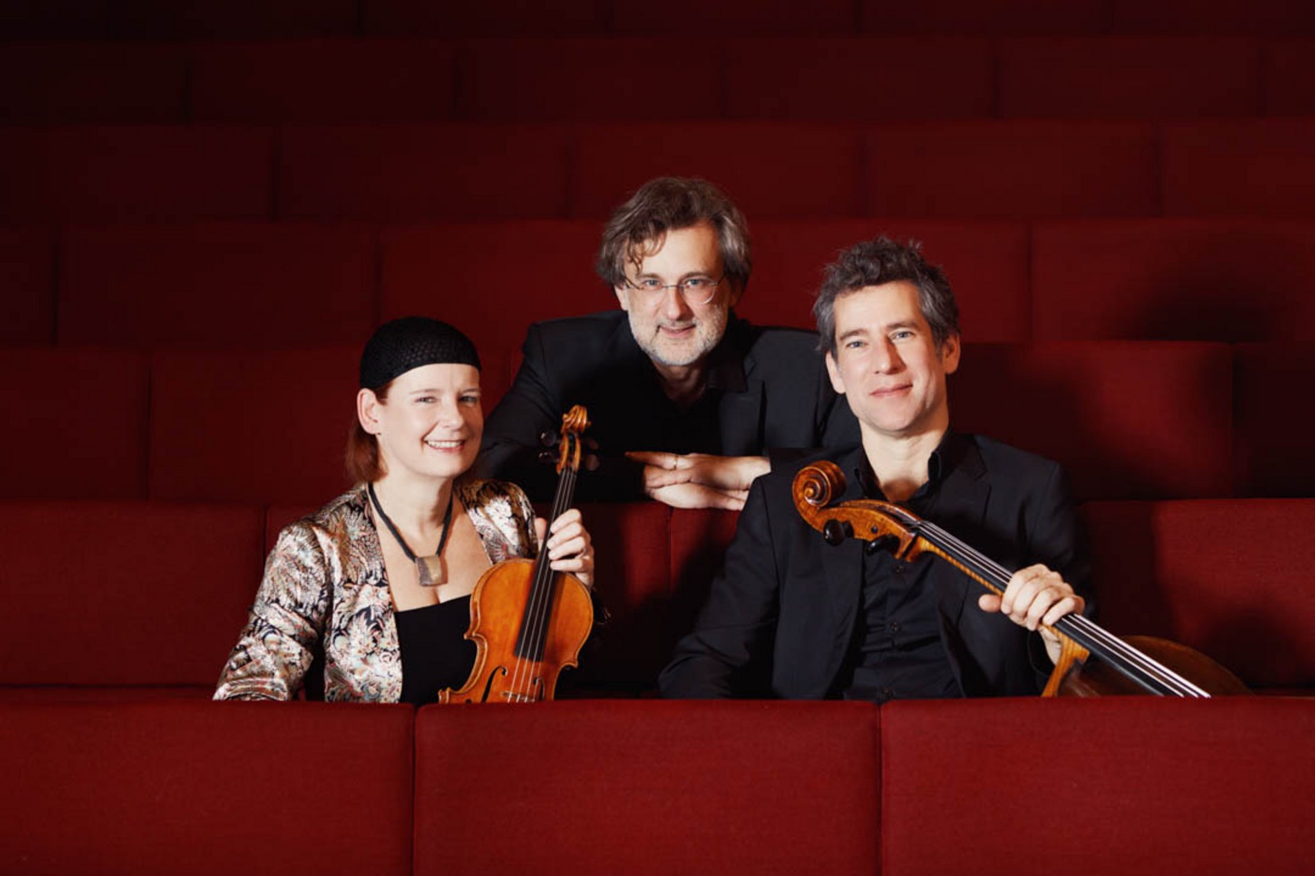 Das Foto zeigt die Musiker Verena Stourzh, Florian Berner und Clemens Zellinger vom Klaviertrio „TrioVanBeethoven“.