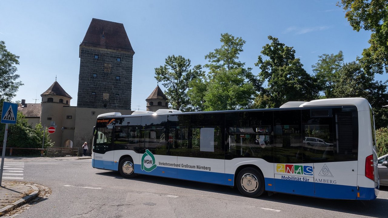 Die neuen Citybusse in Amberg in den Farben Blau und Weiß
