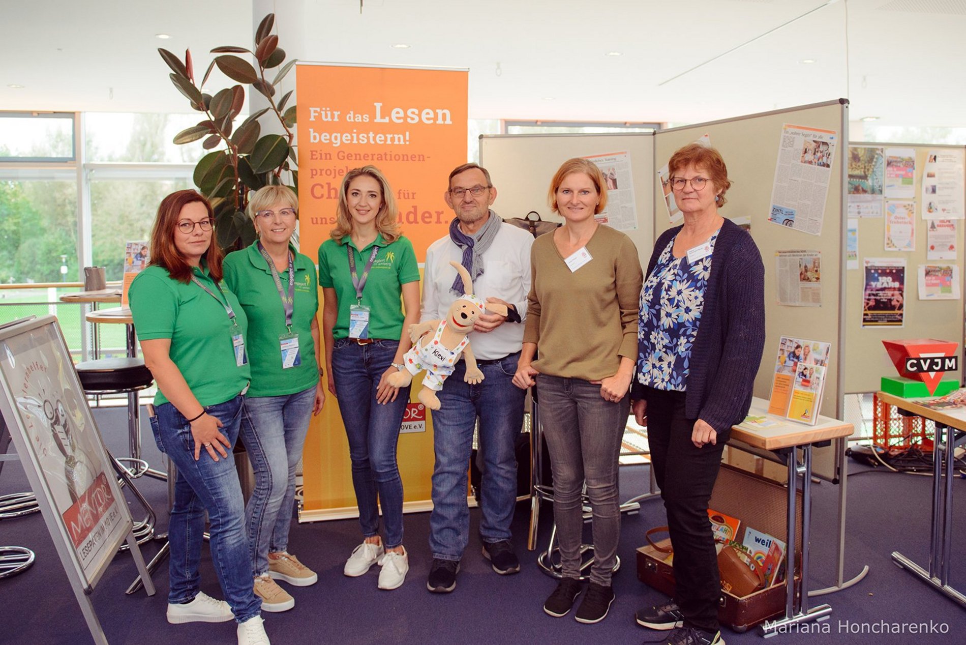 Sechs Menschen stehen vor einem Messesteand