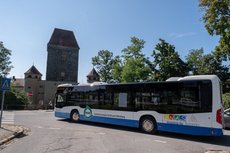 Der neue blau-weiße Citybus fährt durch Amberg