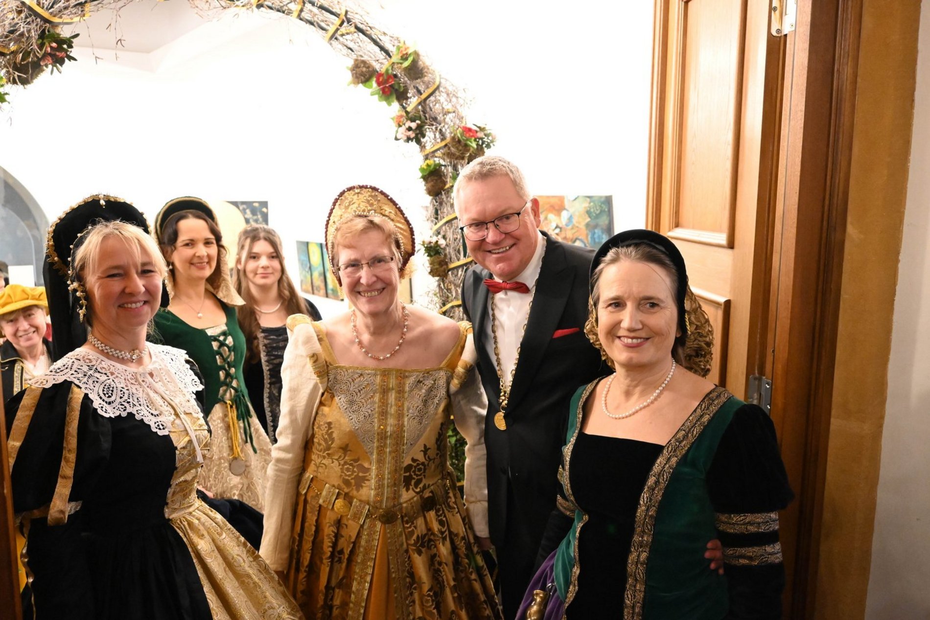 Das Foto zeigt die Damen von der Stadtwache in historischen Gewändern mit OB Michael Cerny.