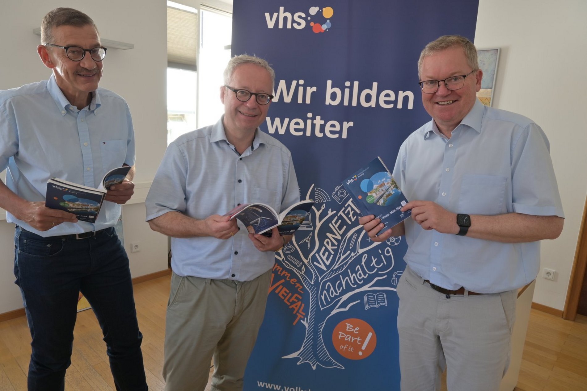 Von links nach rechts: Kulturamtsleiter Reiner Volkert, Kulturreferent Dr. Fabian Kern und OB Michael Cerny bei der Vorstellung des neuen Programmheftes der vhs Amberg für das Herbst- und Wintersemester 2025/2026 im Rathaus. Foto/Copyright: Simon Hauck, Stadt Amberg