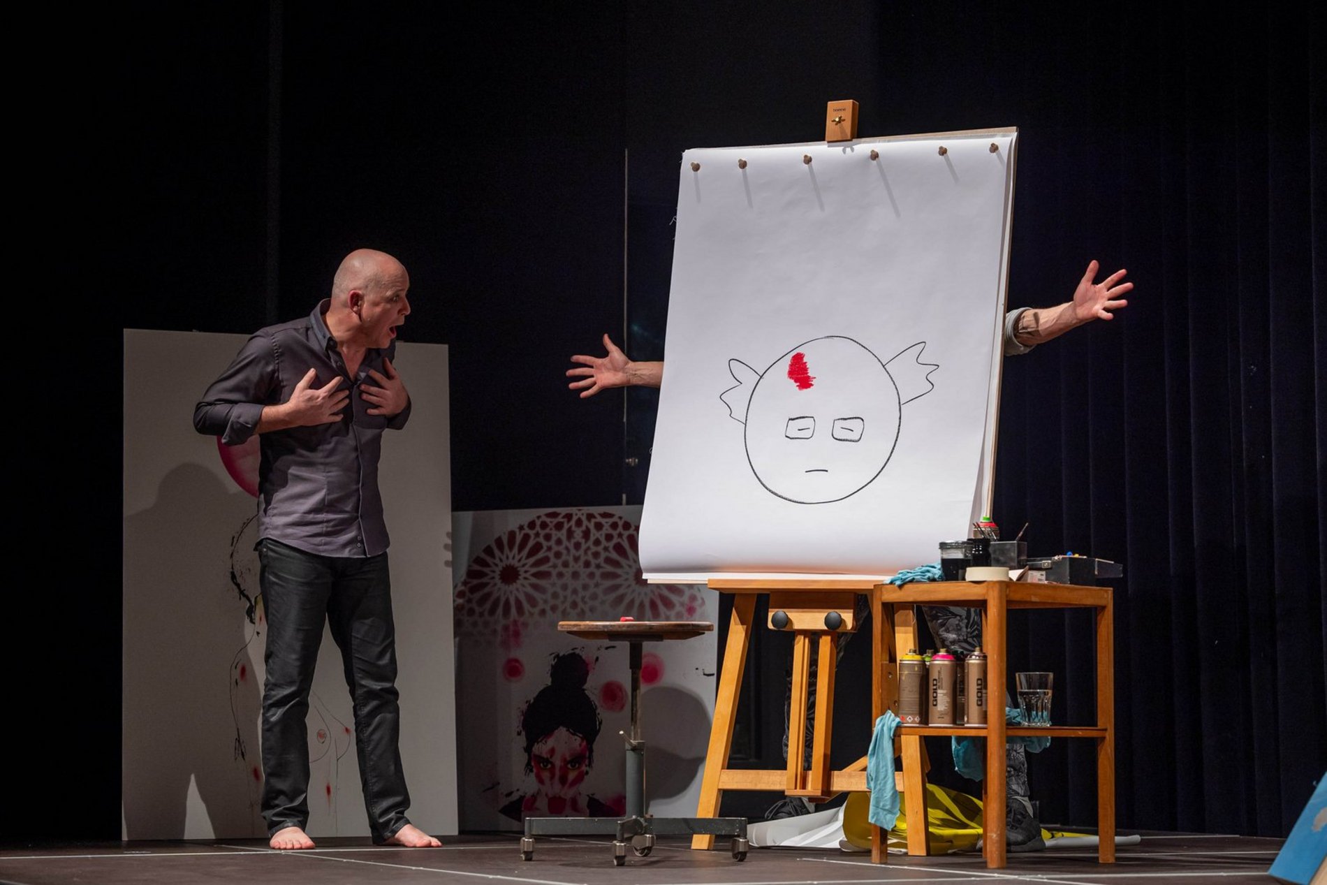 Das Foto zeigt eine Szene aus dem Theaterstück „Von Sokrates bis Putin“.