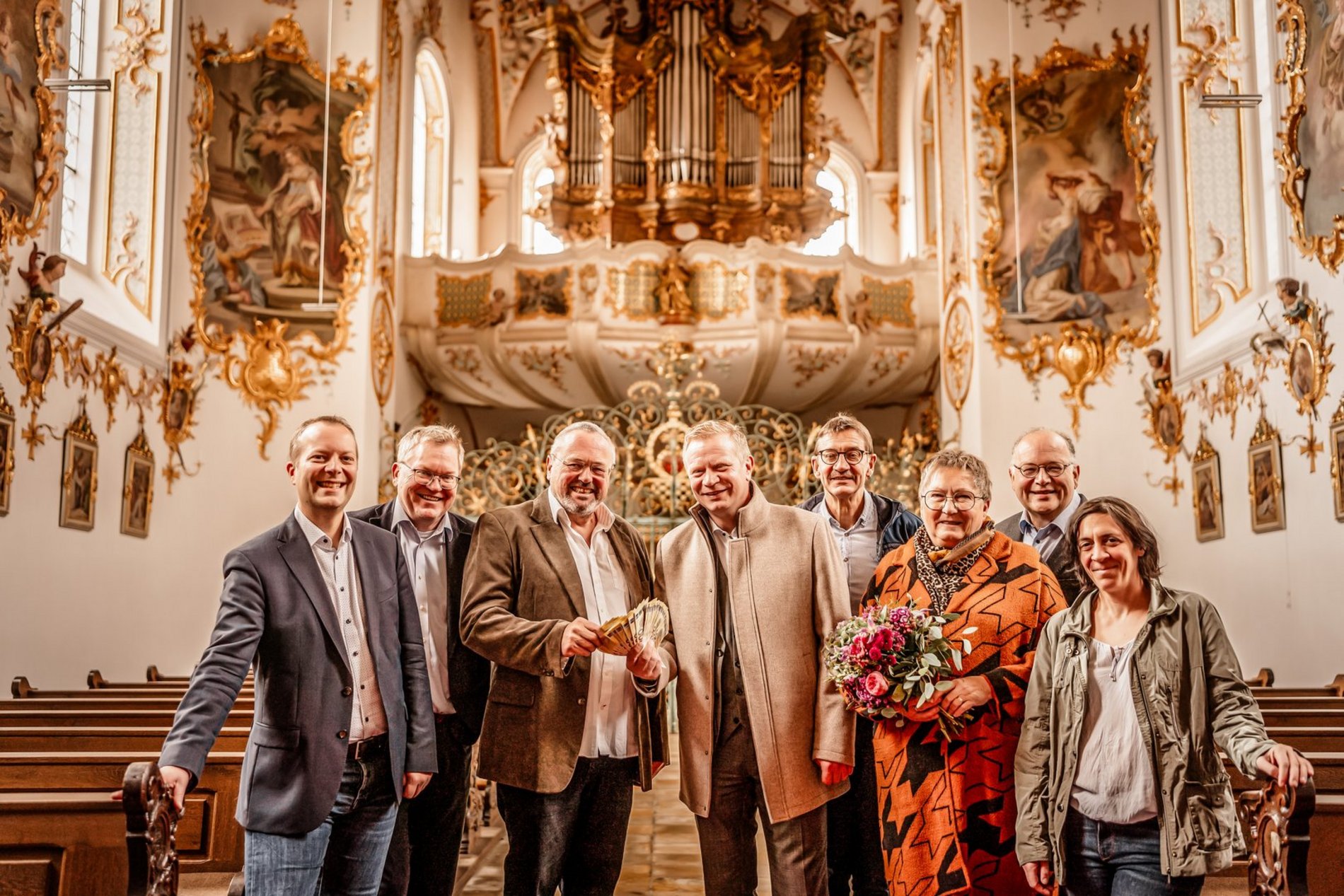 Mehrere Menschen stehen in der Kirche