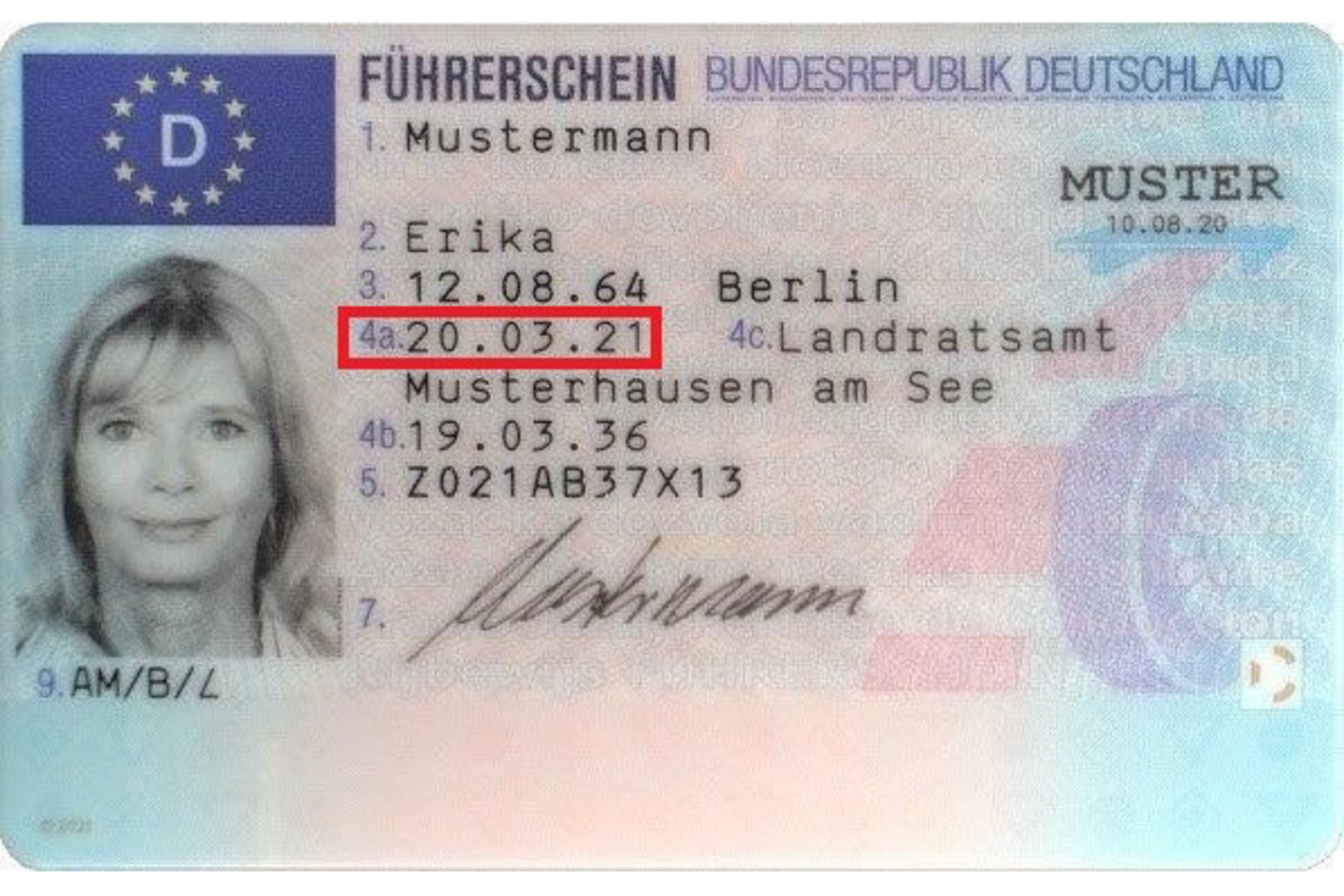 Das Foto zeigt einen Musterführerschein.