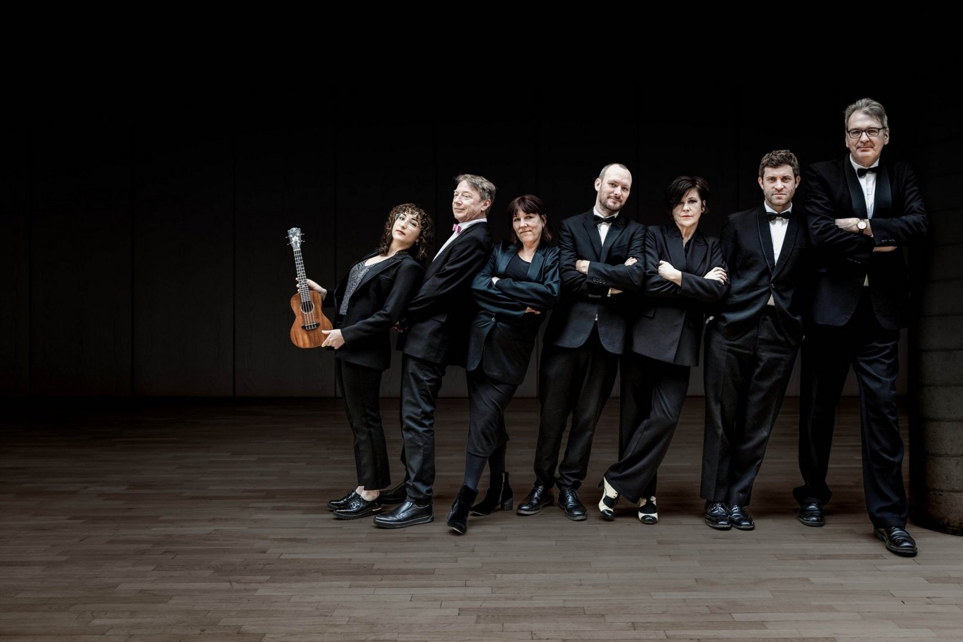 Das Foto zeigt die Musiker der Gruppe „The Ukulele Orchestra of Great Britain“