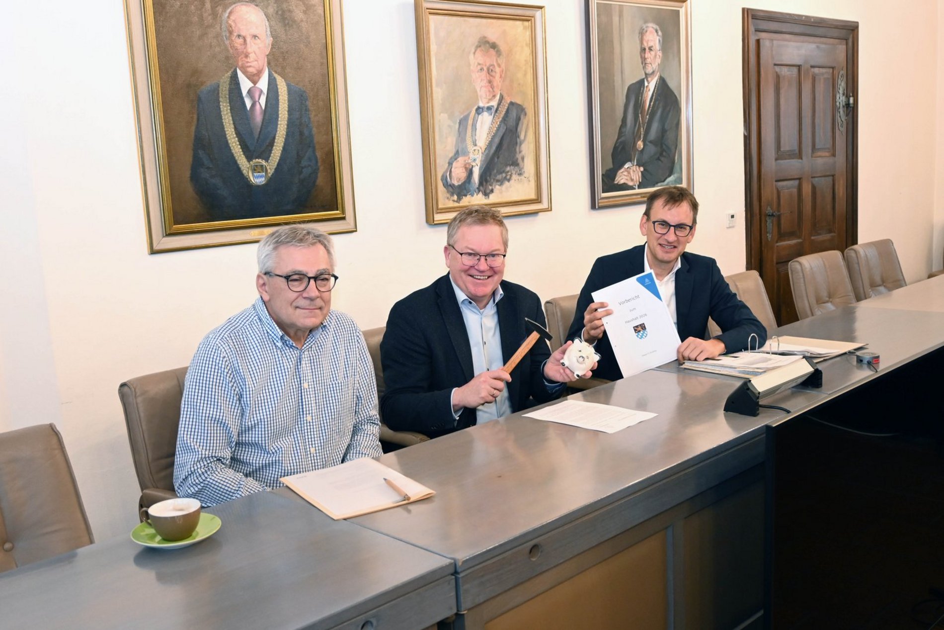 Vorstellung Haushalt der Stadt Amberg 2026 Auf dem Foto sind zu sehen Josef Weigert, Leiter Haushalts- und Steueramt, Oberbürgermeister Michael Cerny, Jens Wein, Referent für Finanzen, Wirtschaft und Europaangelegenheiten.
