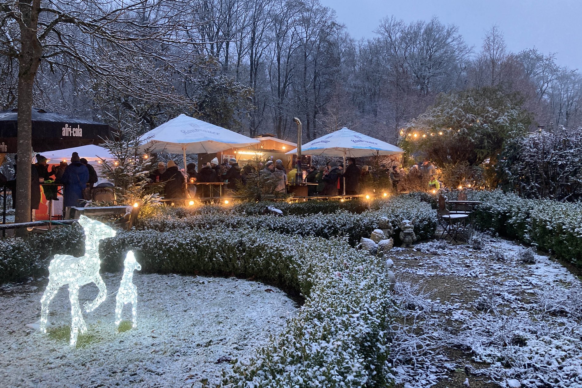 Das Foto zeigt den verschneiten Forstlichen Weihnachtsmarkt auf dem Mariahilfberg.