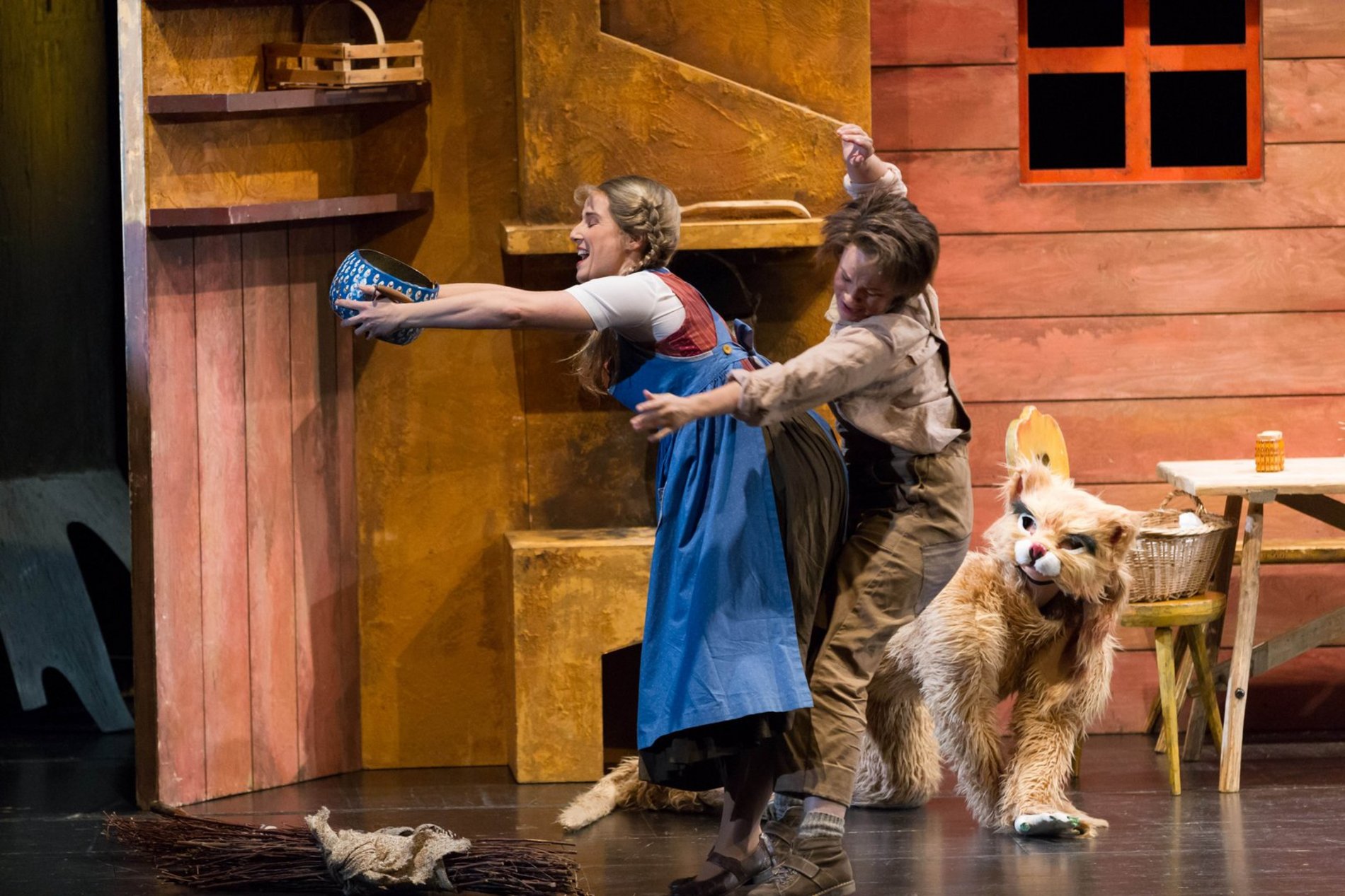 Das Foto zeigt eine Szene aus der Märchenoper „Hänsel und Gretel“.