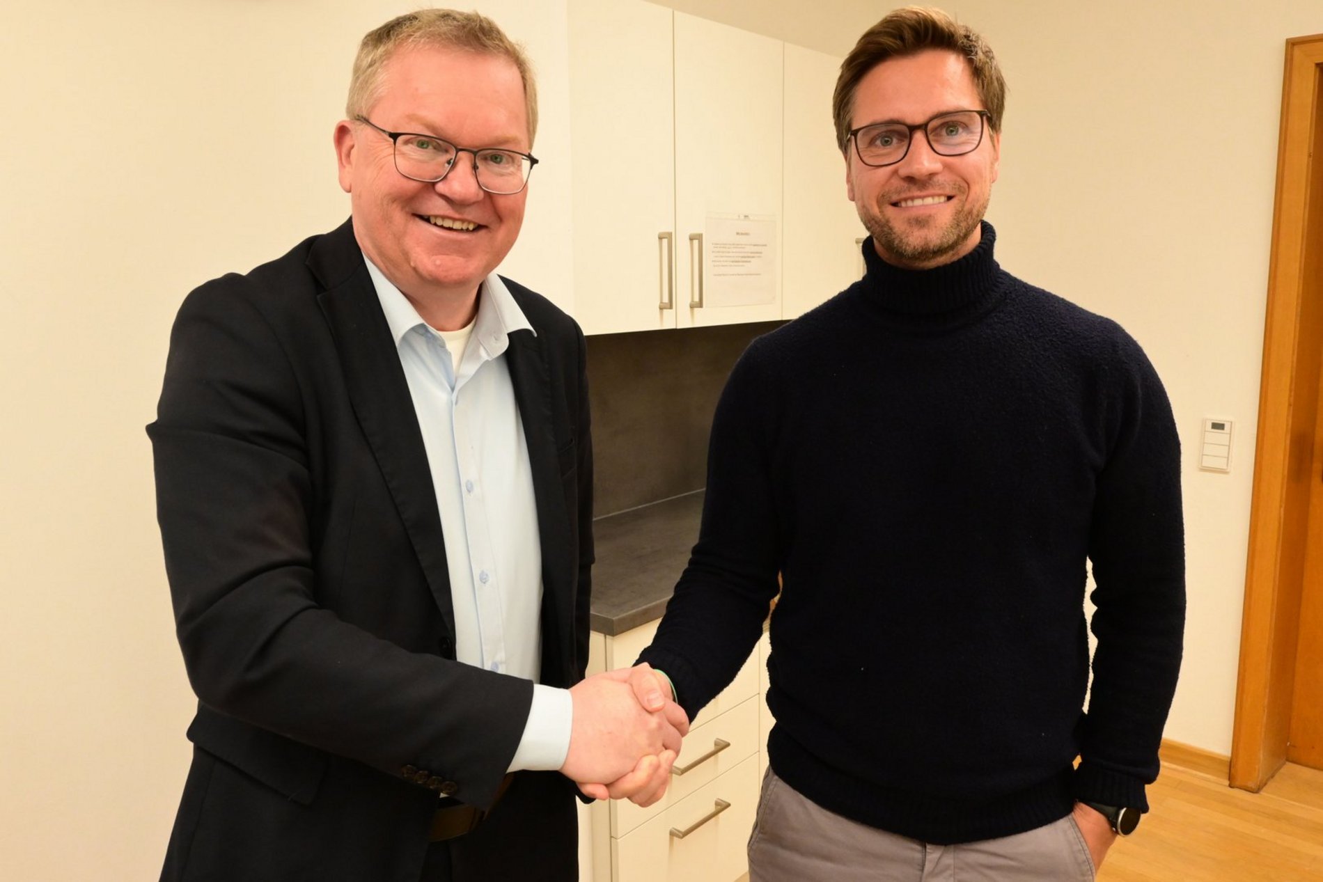 OB Michael Cerny (links) und Dr. Alexander Arendt (rechts) bei der PK zur Konzeptvorstellung des neuen Indoor-Spielplatzes Amberlino. Foto/Copyright: Simon Hauck, Stadt Amberg