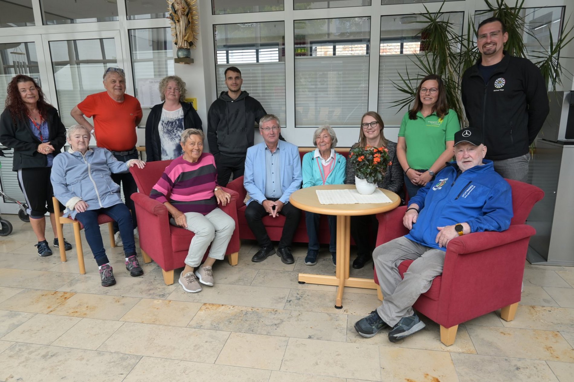 Teilnehmer und Unterstützer des Seniorenaktionstages für Bewohnerinnen und Bewohner des Marienheims mit Sozialreferentin Susanne Augustin (Vierte von rechts). Foto/Copyright: Thomas Graml, Stadt Amberg