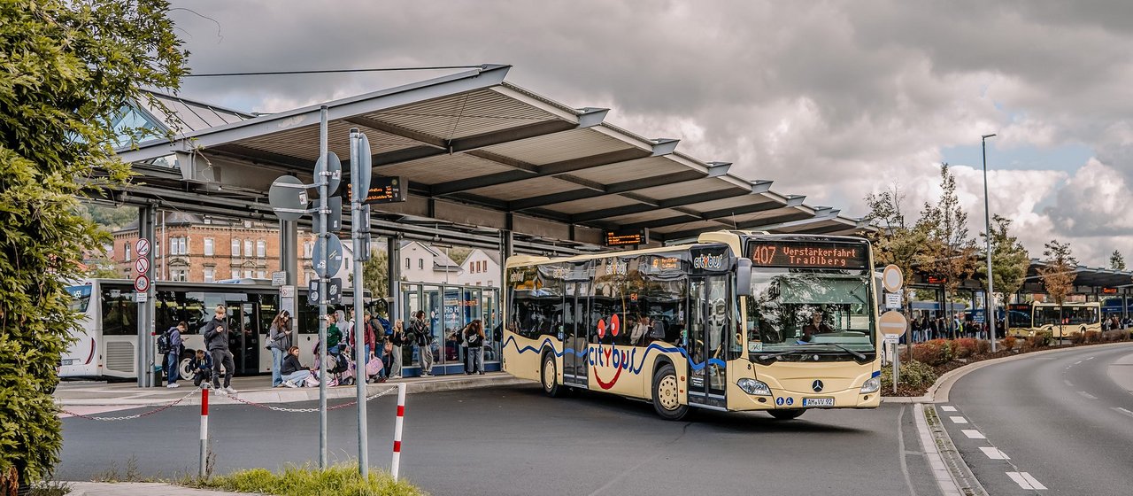Citybus fährt vom Busbahnhof Amberg
